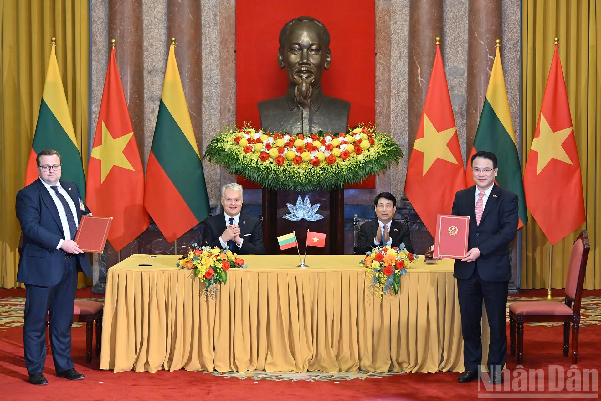 La suscripción de la Carta de Intención entre el Ministerio de Finanzas de Vietnam y el Ministerio de Finanzas de Lituania.