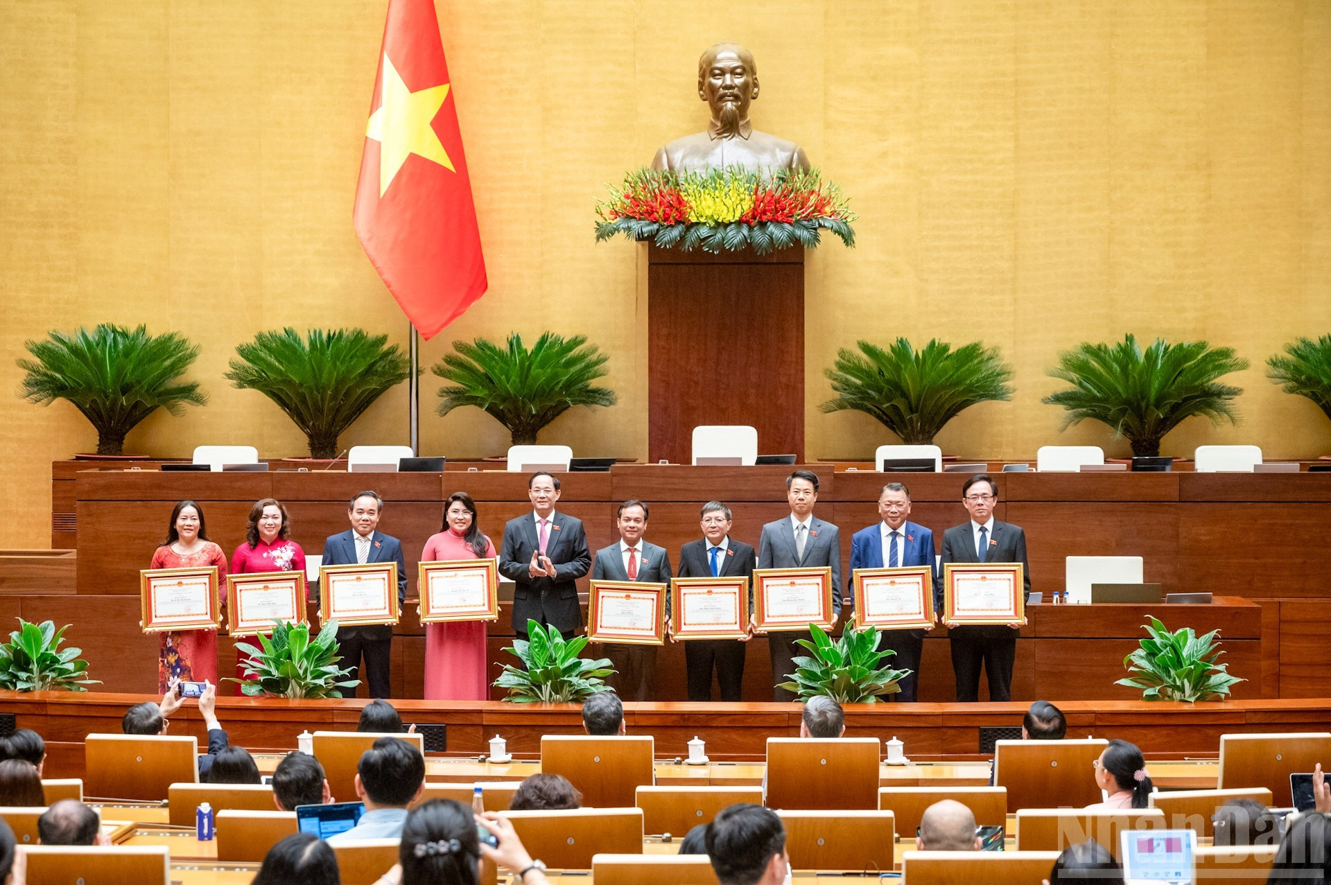 El vicepresidente de la Asamblea Nacional Tran Quang Phuong entrega certificados de mérito. El vicepresidente de la Asamblea Nacional Tran Quang Phuong entrega certificados de mérito.