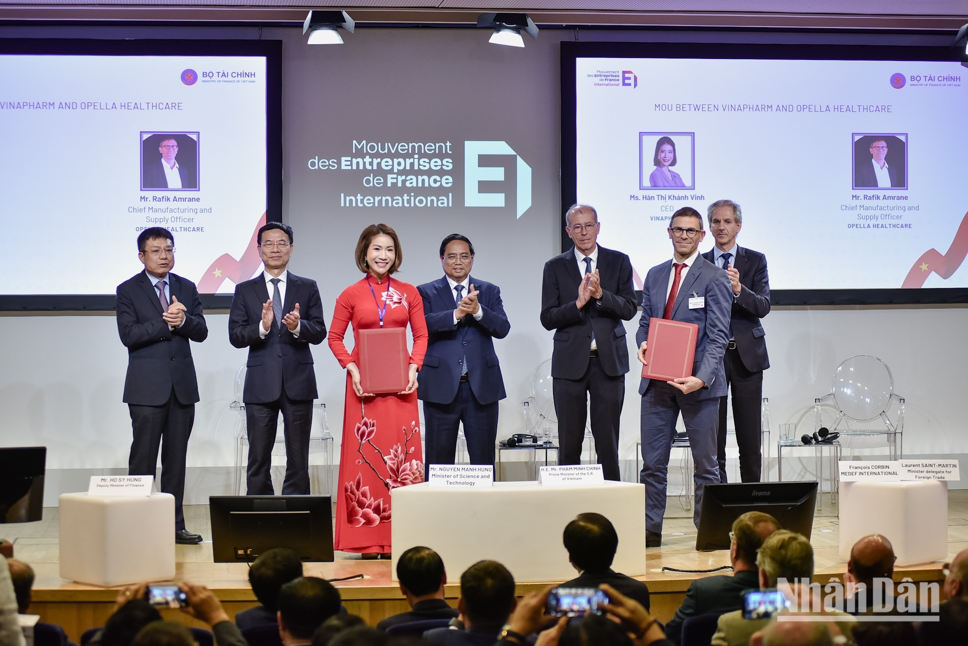 La firma del acuerdo entre la Corporación Farmacéutica de Vietnam (Vinapharm) y el Grupo Opella para aumentar la participación accionaria de Vinapharm en la Compañía Anónima Sanofi Vietnam del 15 al 30 por ciento.