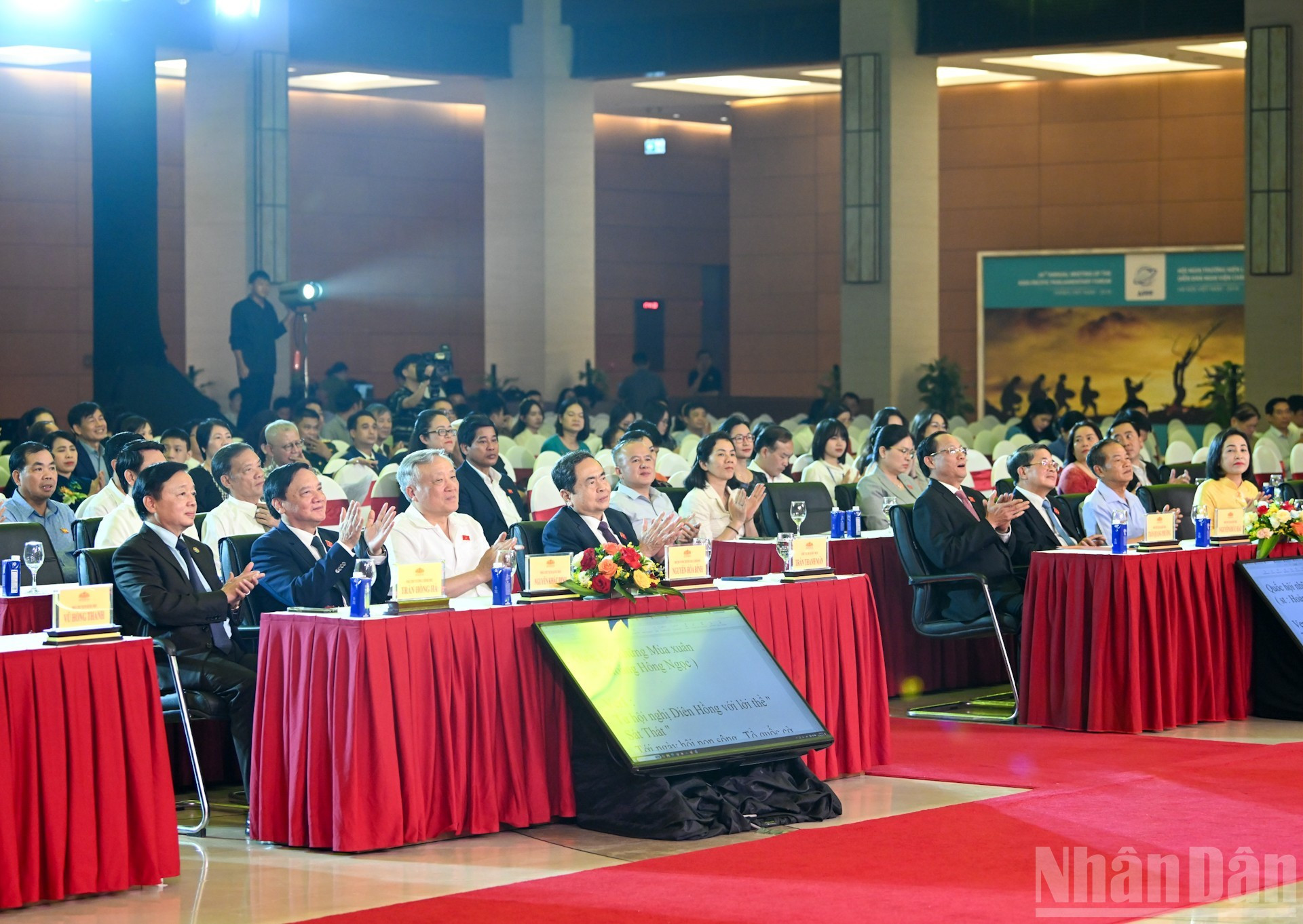 El presidente de la Asamblea Nacional de Vietnam, Tran Thanh Man, y otros dirigentes del Partido y el Estado asisten al acto.