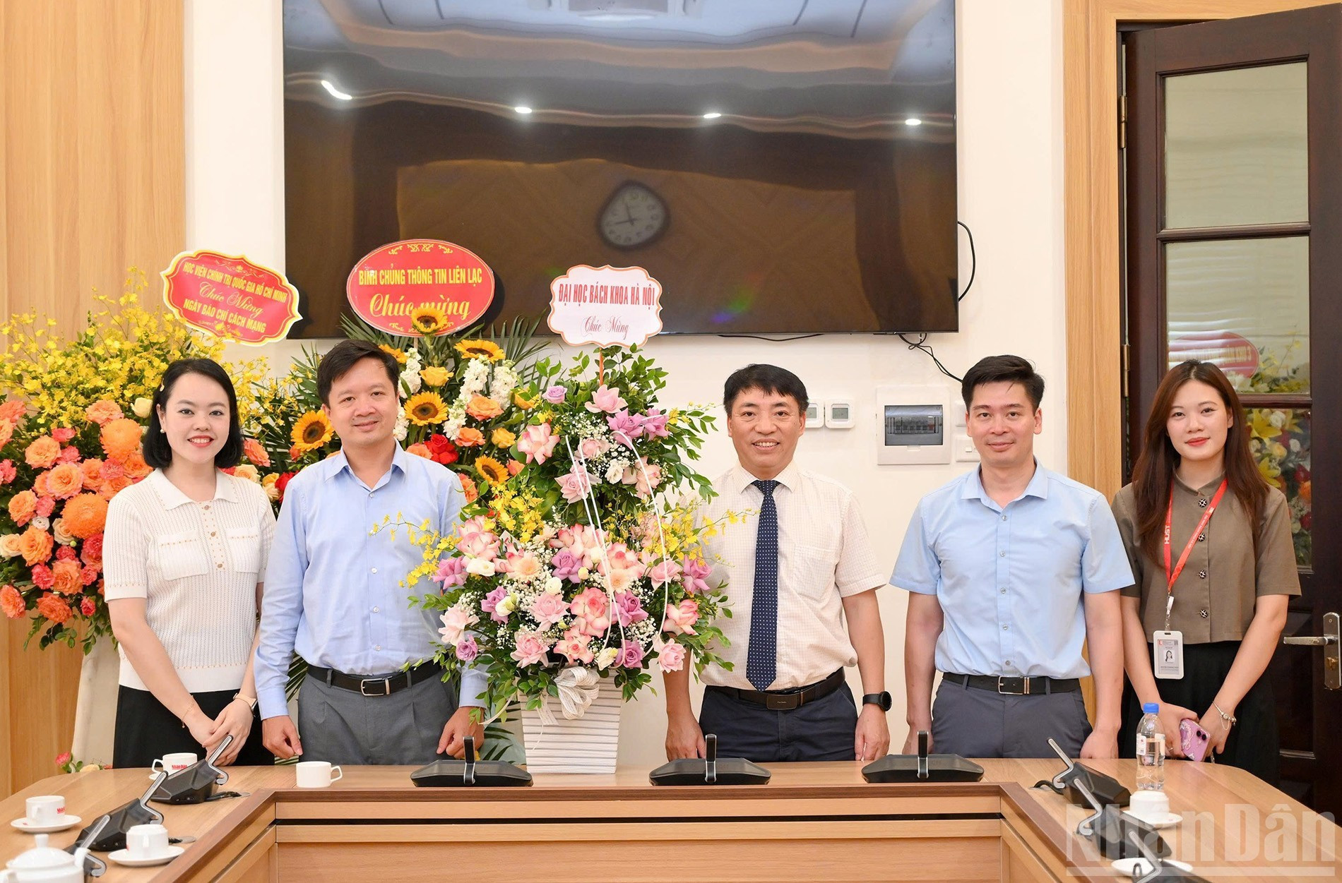Representantes de la Universidad Politécnica de Hanói resalta el papel orientador y las contribuciones de Nhan Dan, especialmente en la difusión del conocimiento y los valores humanistas entre las jóvenes generaciones.