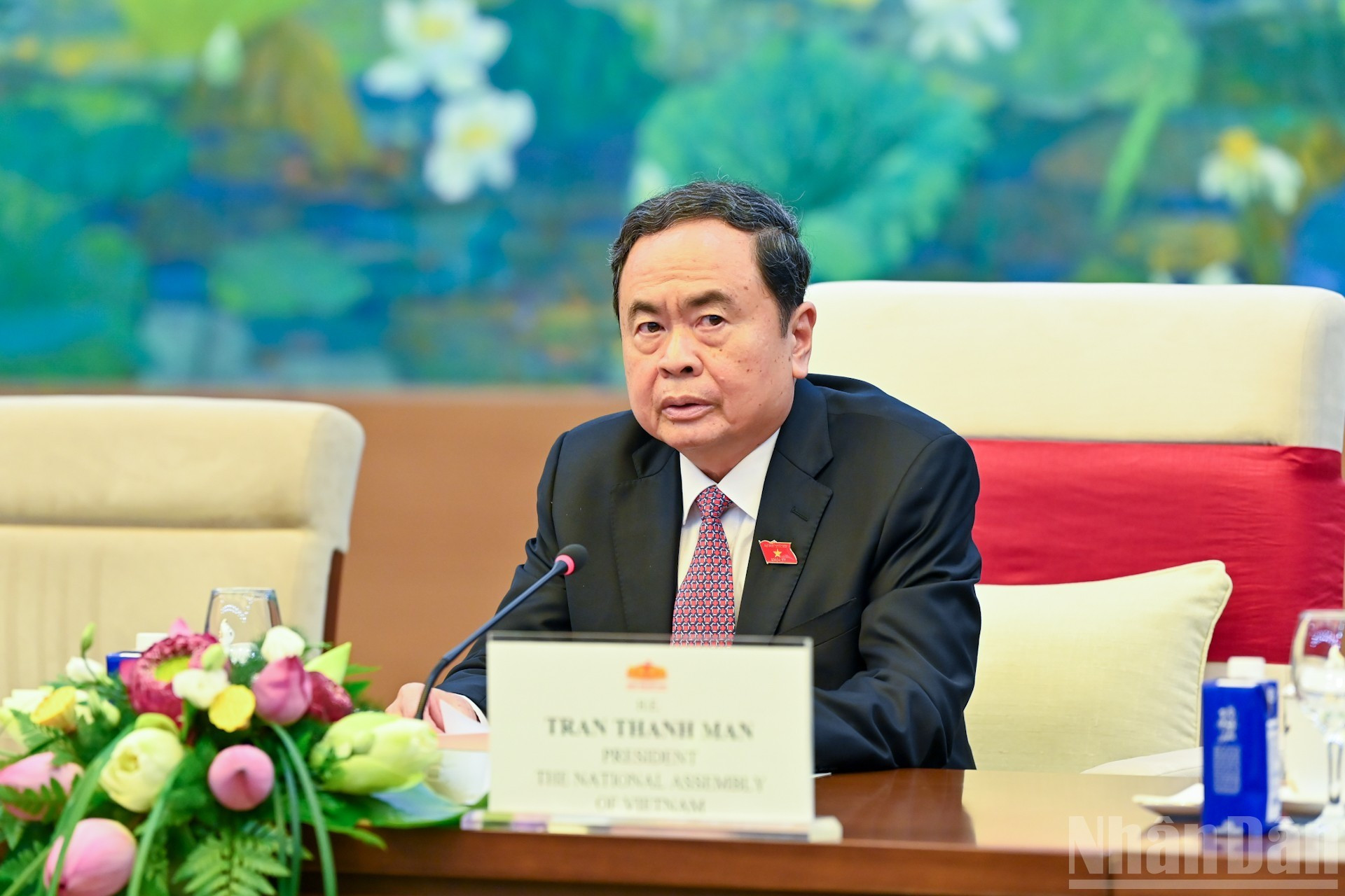 Thanh Man habla en la cita.