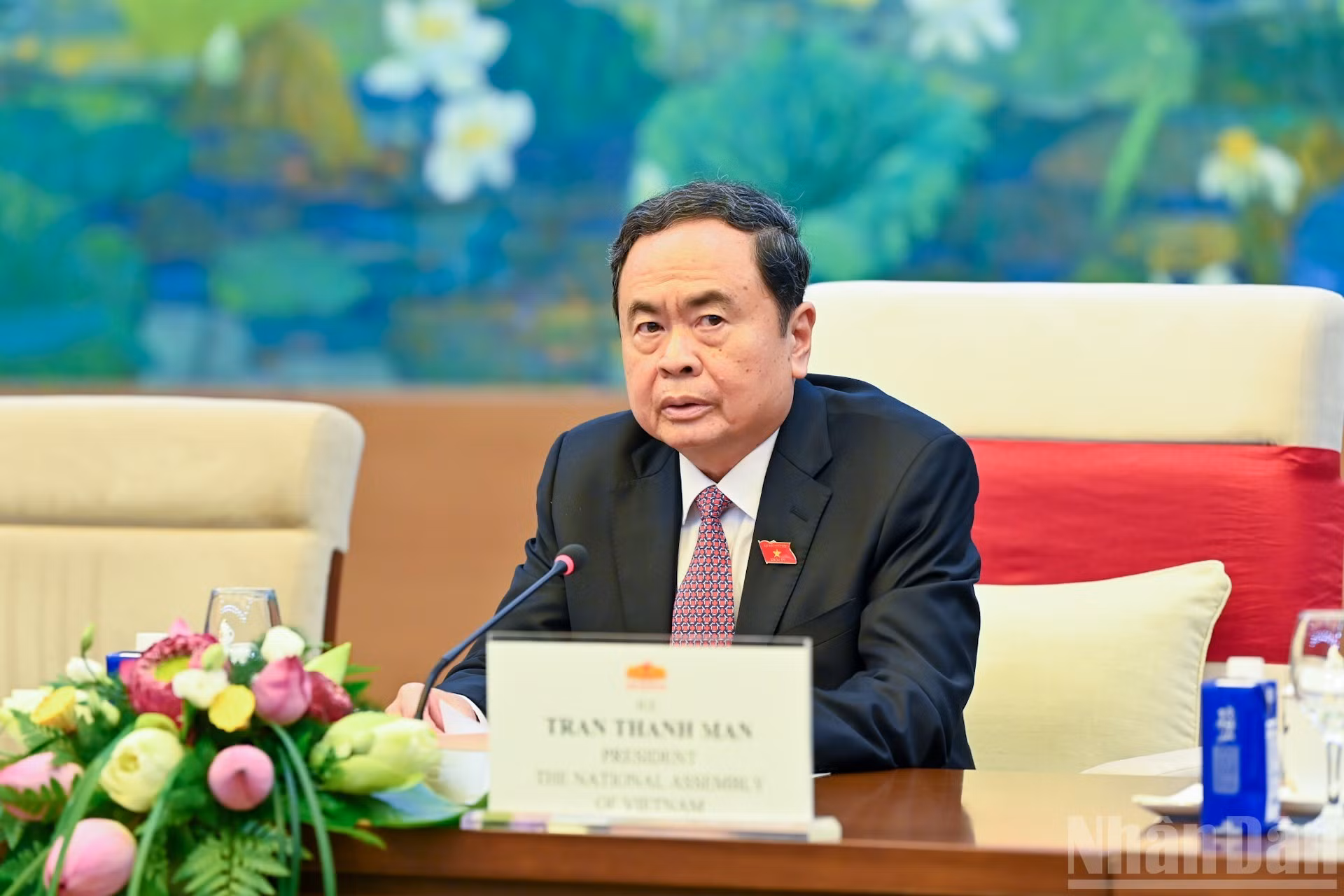 Thanh Man habla en la cita.