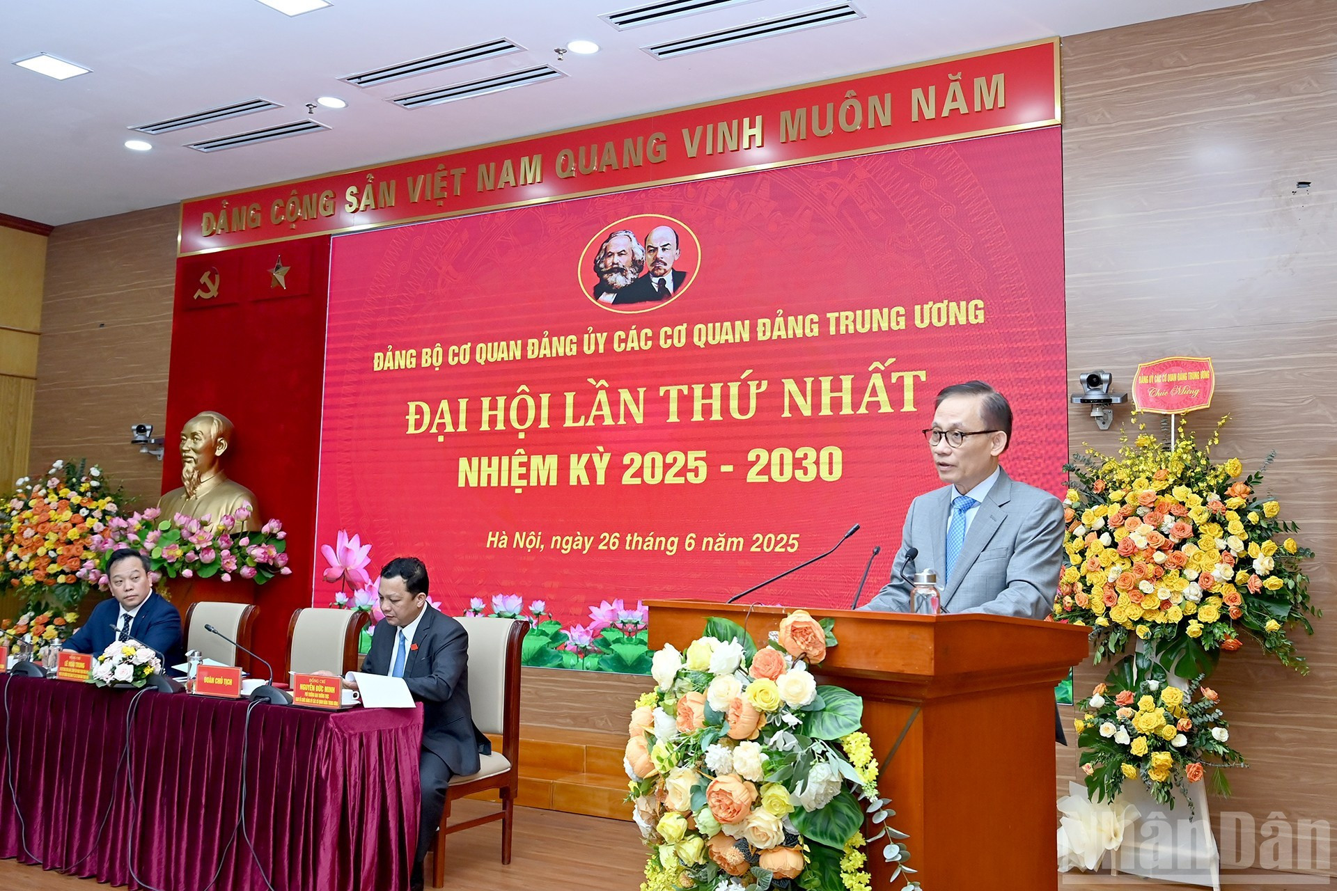Le Hoai Trung, secretario del Comité Central del PCV, jefe de la Oficina Central, vicesecretario permanente del Comité del Partido de los órganos partidistas del Comité Central de PCV, pronuncia el discurso inaugural.