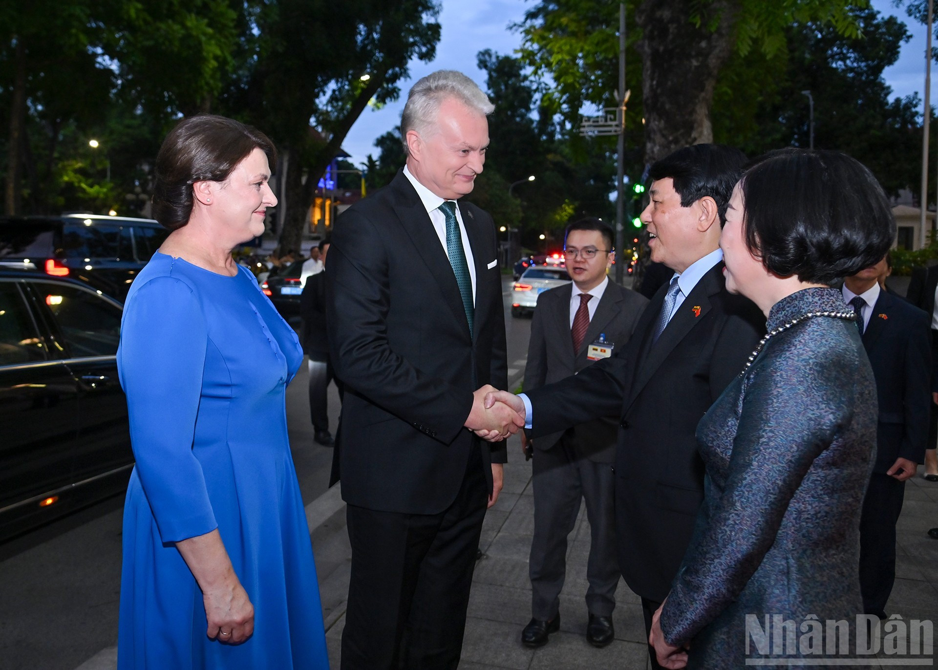 El presidente de Vietnam, Luong Cuong, da la bienvenida a su par lituano, Gitanas Nausėda.