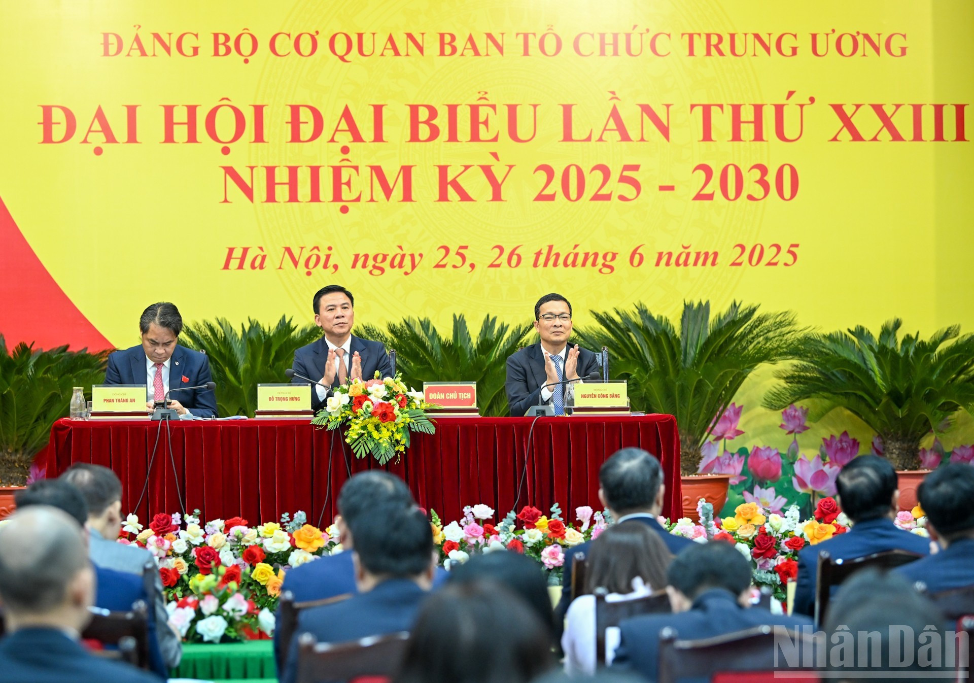 El Presidium dirige el Congreso.