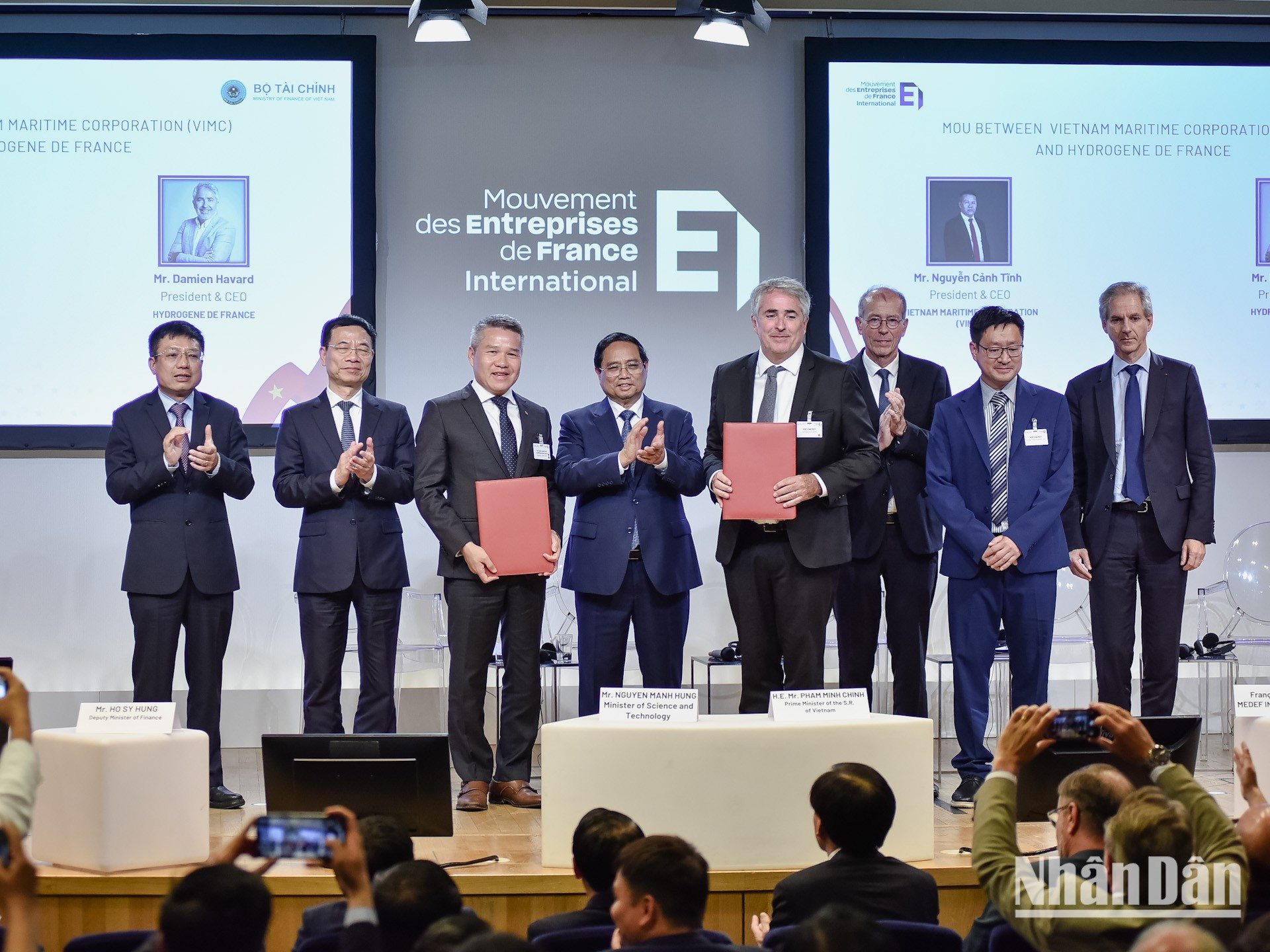 La firma del Memorando de Entendimiento entre la Corporación Marítima de Vietnam y el Grupo HDF Energy SA para cooperar en el desarrollo de combustibles de hidrógeno y pilas de combustible para el sector marítimo en Vietnam.