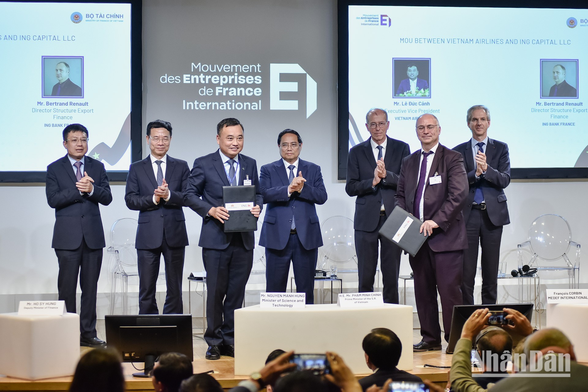 En el foro, con la presencia del primer ministro Pham Minh Chinh, Vietnam Airlines y el banco ING firman un Memorando de Entendimiento sobre cooperación financiera, con un monto de financiamiento de hasta 1,5 mil millones de dólares.