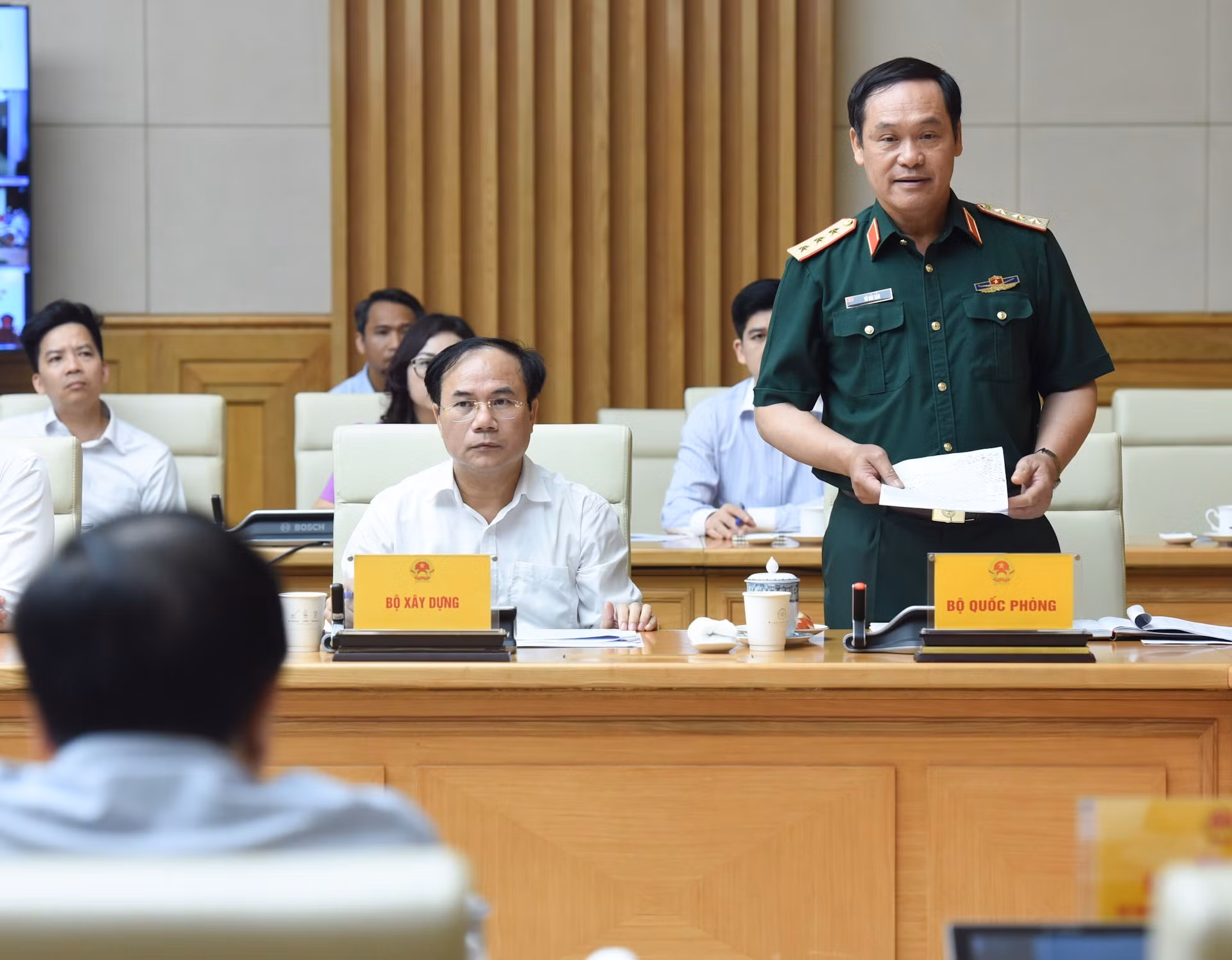 El viceministro de Defensa Vu Hai San habla en el evento.