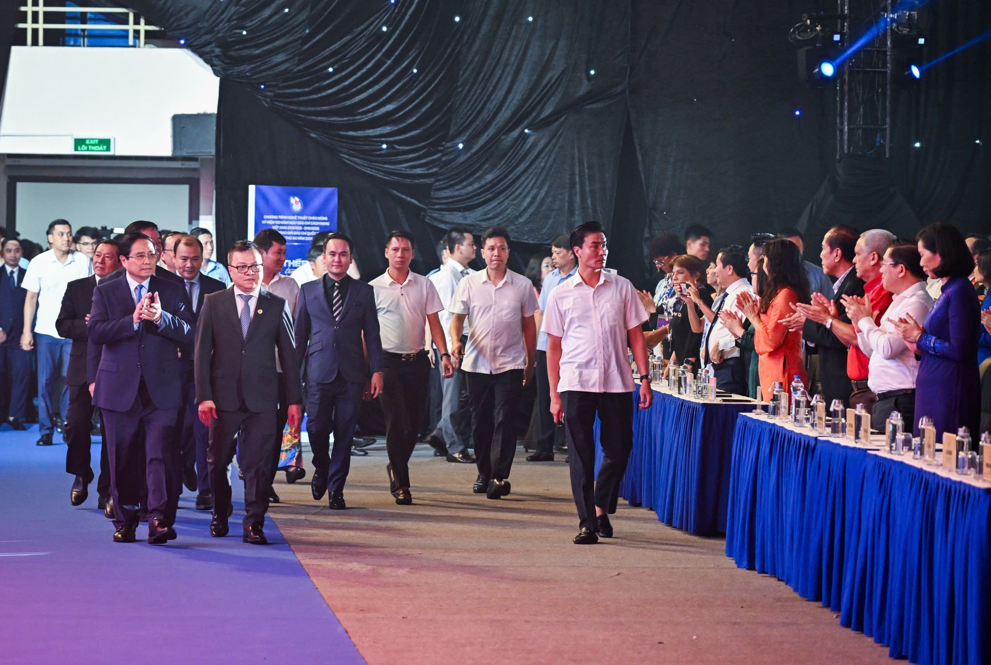 El primer ministro Pham Minh Chinh llega a la ceremonia.