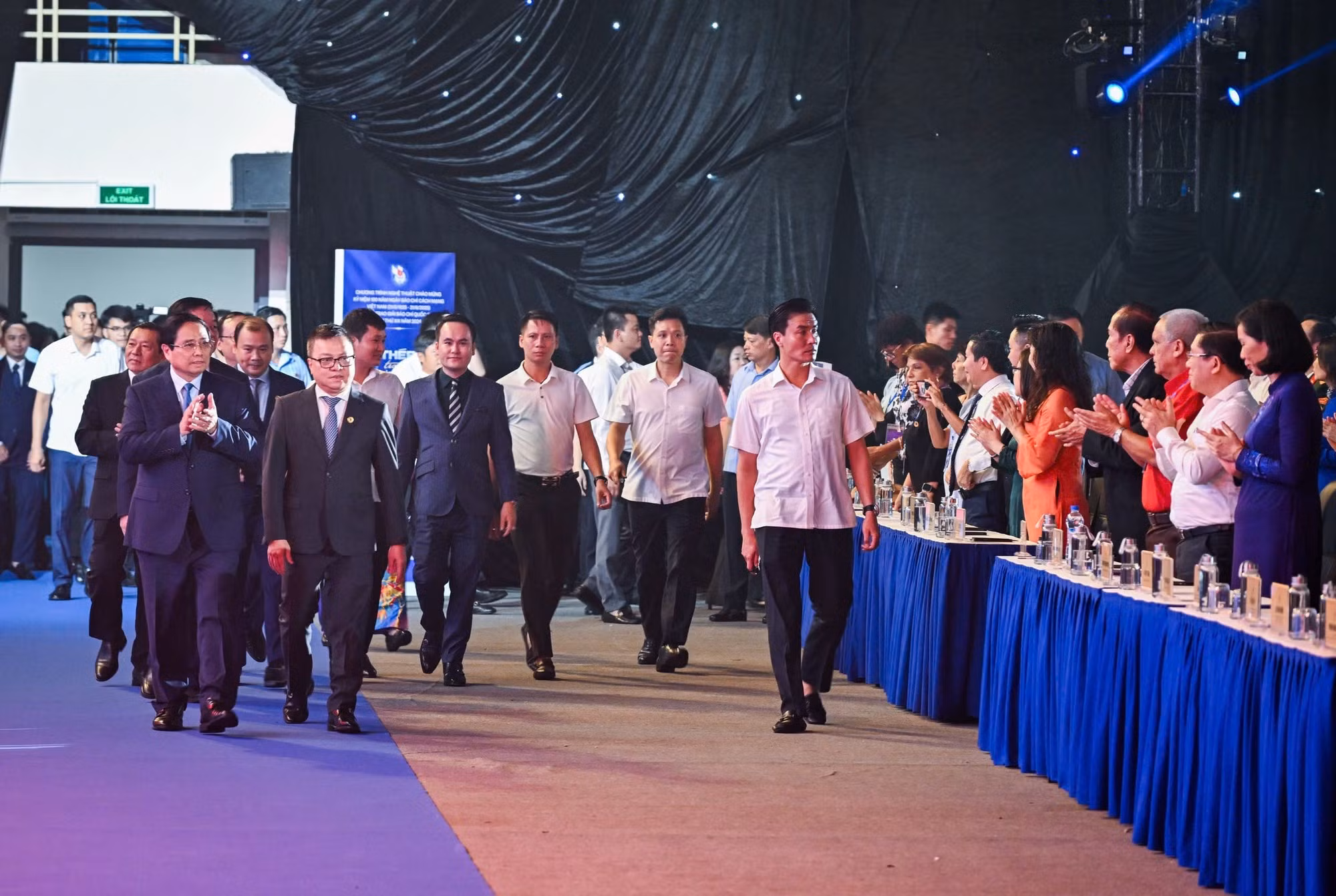 El primer ministro Pham Minh Chinh llega a la ceremonia.