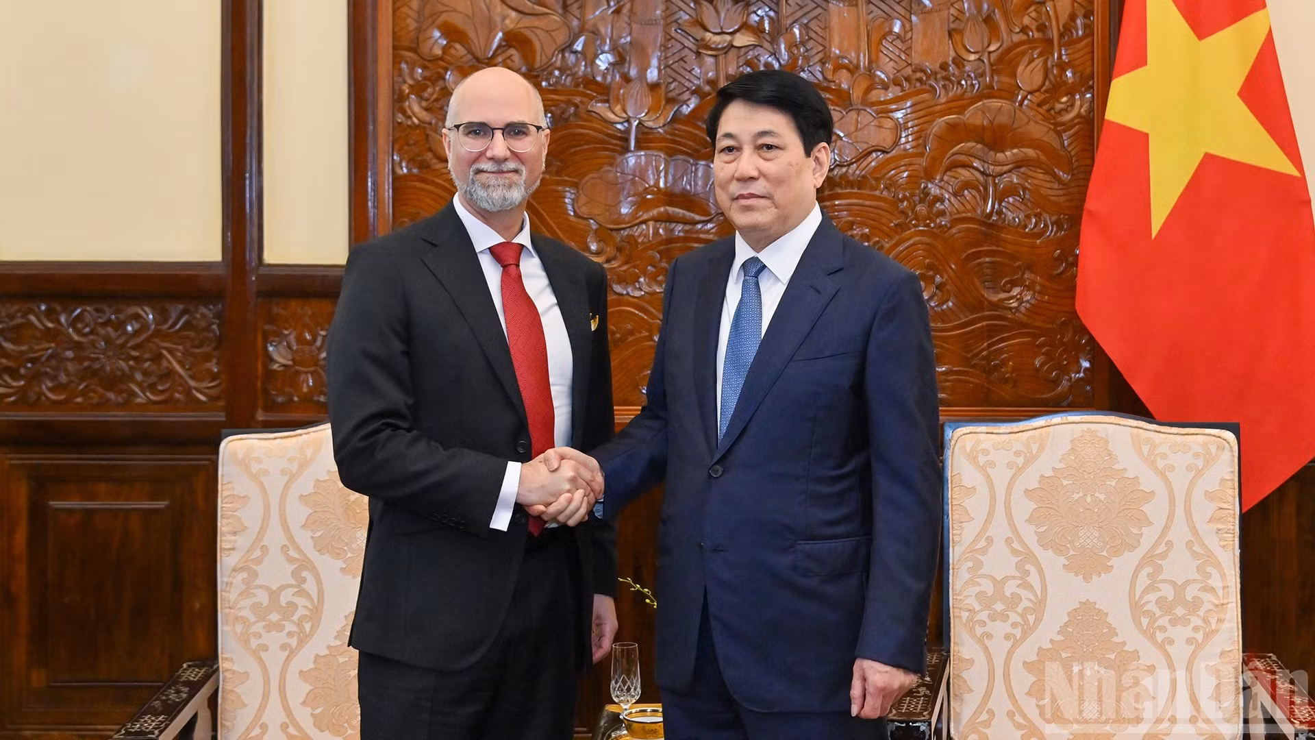 El presidente de Vietnam, Luong Cuong, y el embajador de Canadá, Shawn Perry Steil. 