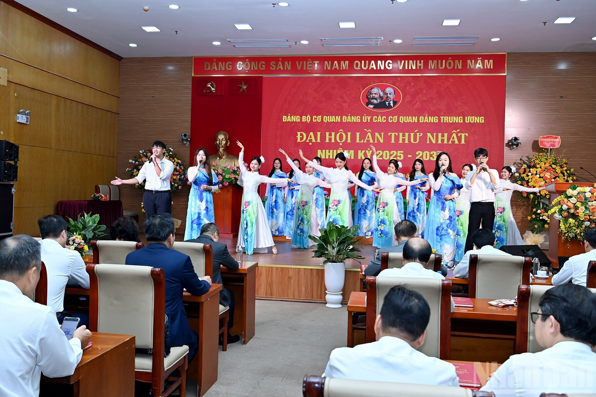 Una actuación artística en la ceremonia.