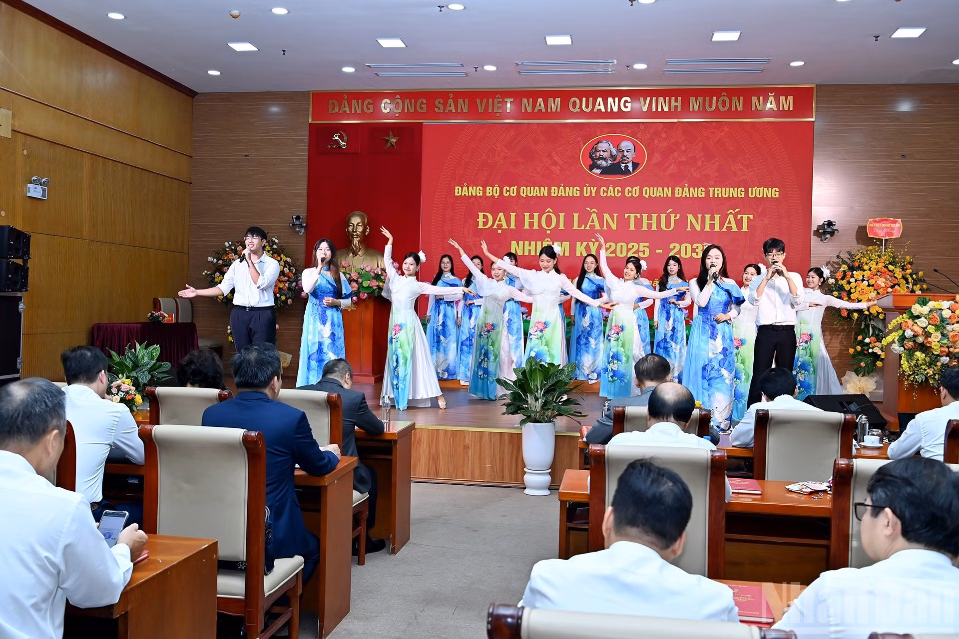 Una actuación artística en la ceremonia.