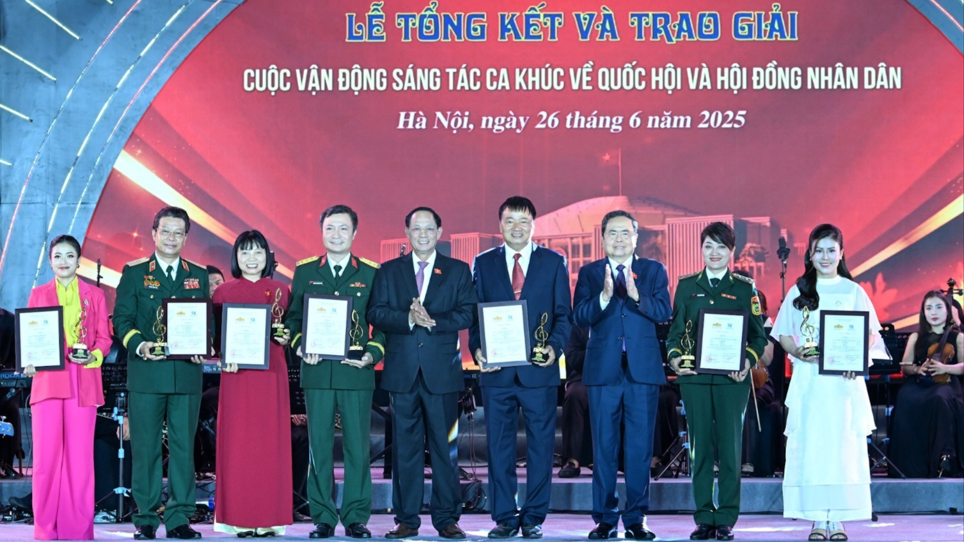 El presidente de la Asamblea Nacional, Tran Thanh Man, y el vicetitular legislativo Tran Quang Phuong entregan el Premio B a los ganadores.