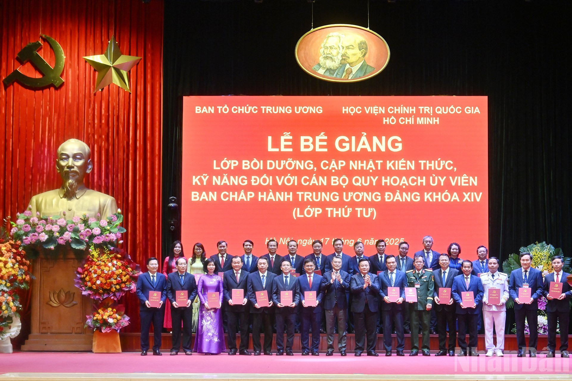 Le Minh Hung, miembro del Buró Político y del Secretariado del Comité Central del PCV y jefe de su Comisión de Organización, y Nguyen Xuan Thang, director de la Academia Nacional de Política Ho Chi Minh, entregan los certificados de graduación a los miembros. Le Minh Hung, miembro del Buró Político y del Secretariado del Comité Central del PCV y jefe de su Comisión de Organización, y Nguyen Xuan Thang, director de la Academia Nacional de Política Ho Chi Minh, entregan los certificados de graduación a los miembros.