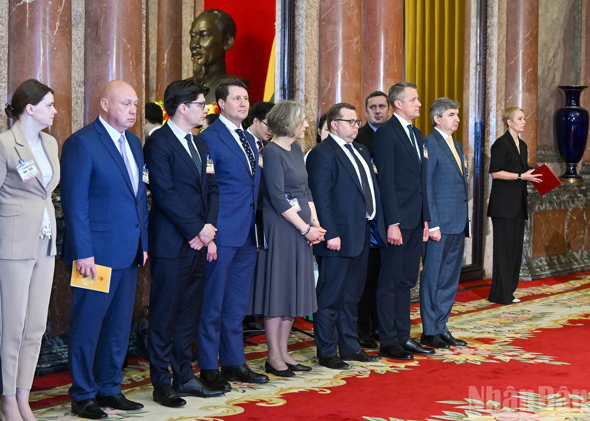 La delegación de Lituania en la ceremonia.\