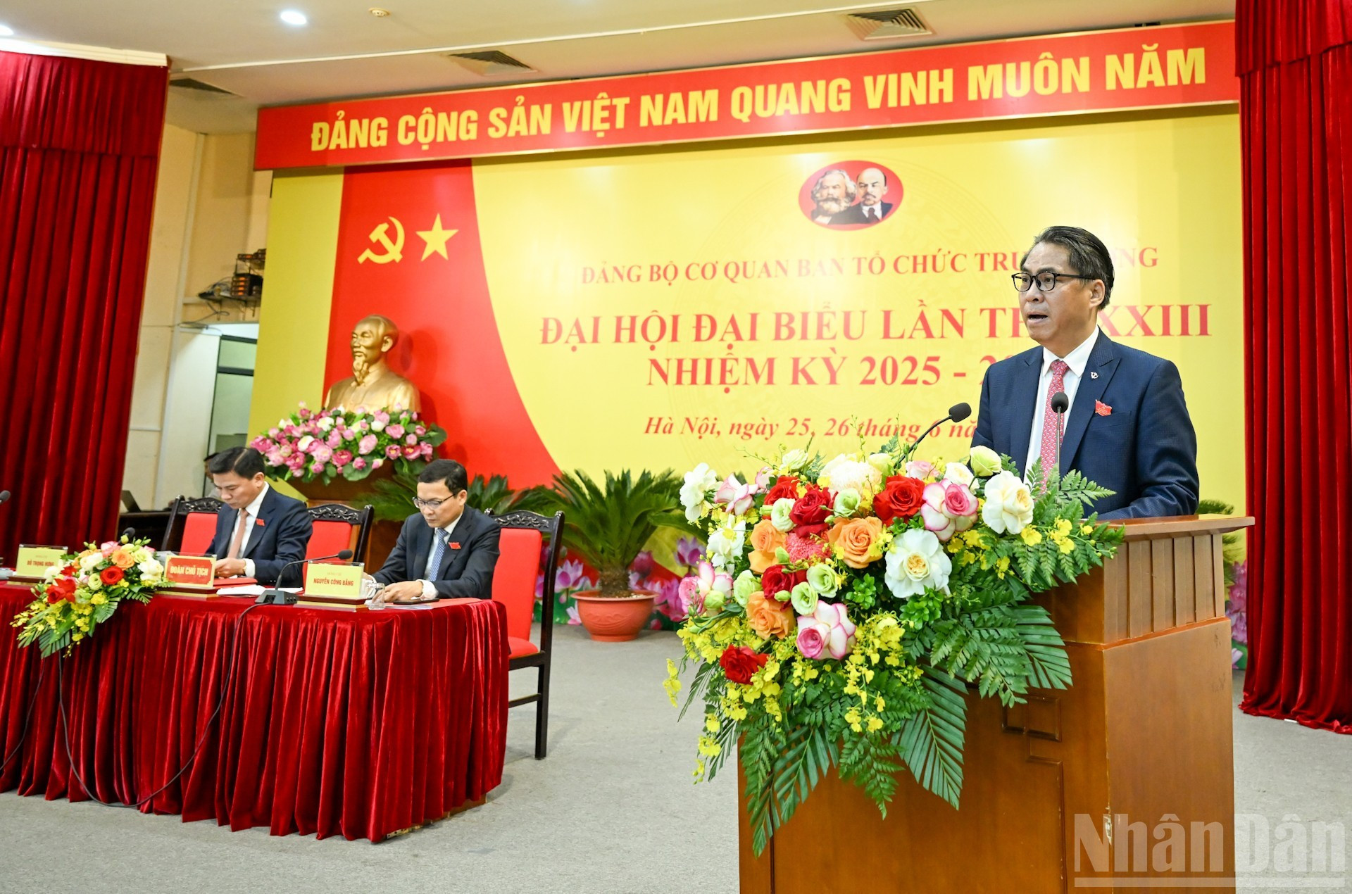 Phan Thang An, vicejefe de la Comisión de Organización del Comité Central del PCV y vicesecretario de su Comité partidista, presenta un resumen del borrador del Informe Político.
