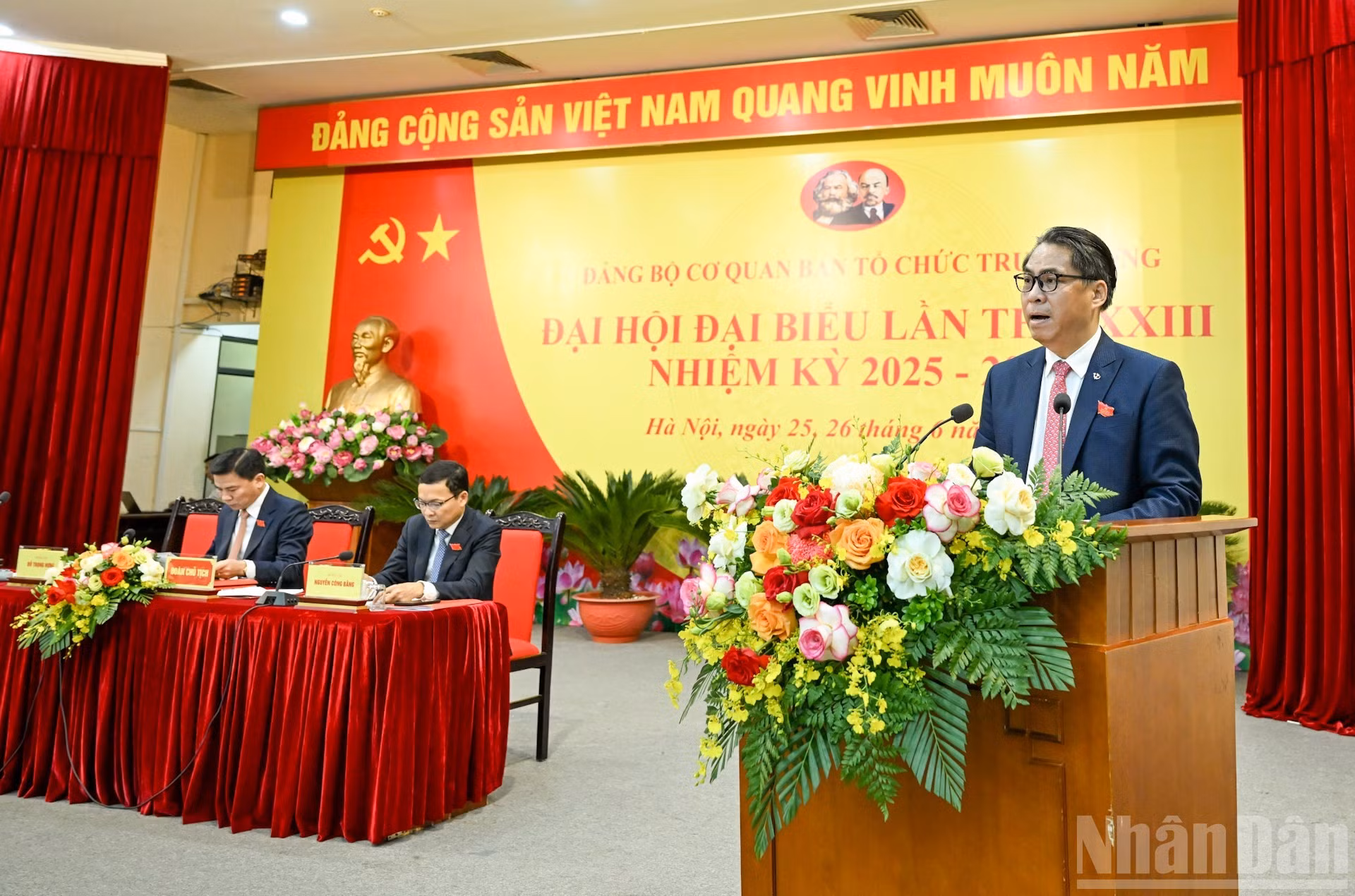 Phan Thang An, vicejefe de la Comisión de Organización del Comité Central del PCV y vicesecretario de su Comité partidista, presenta un resumen del borrador del Informe Político.