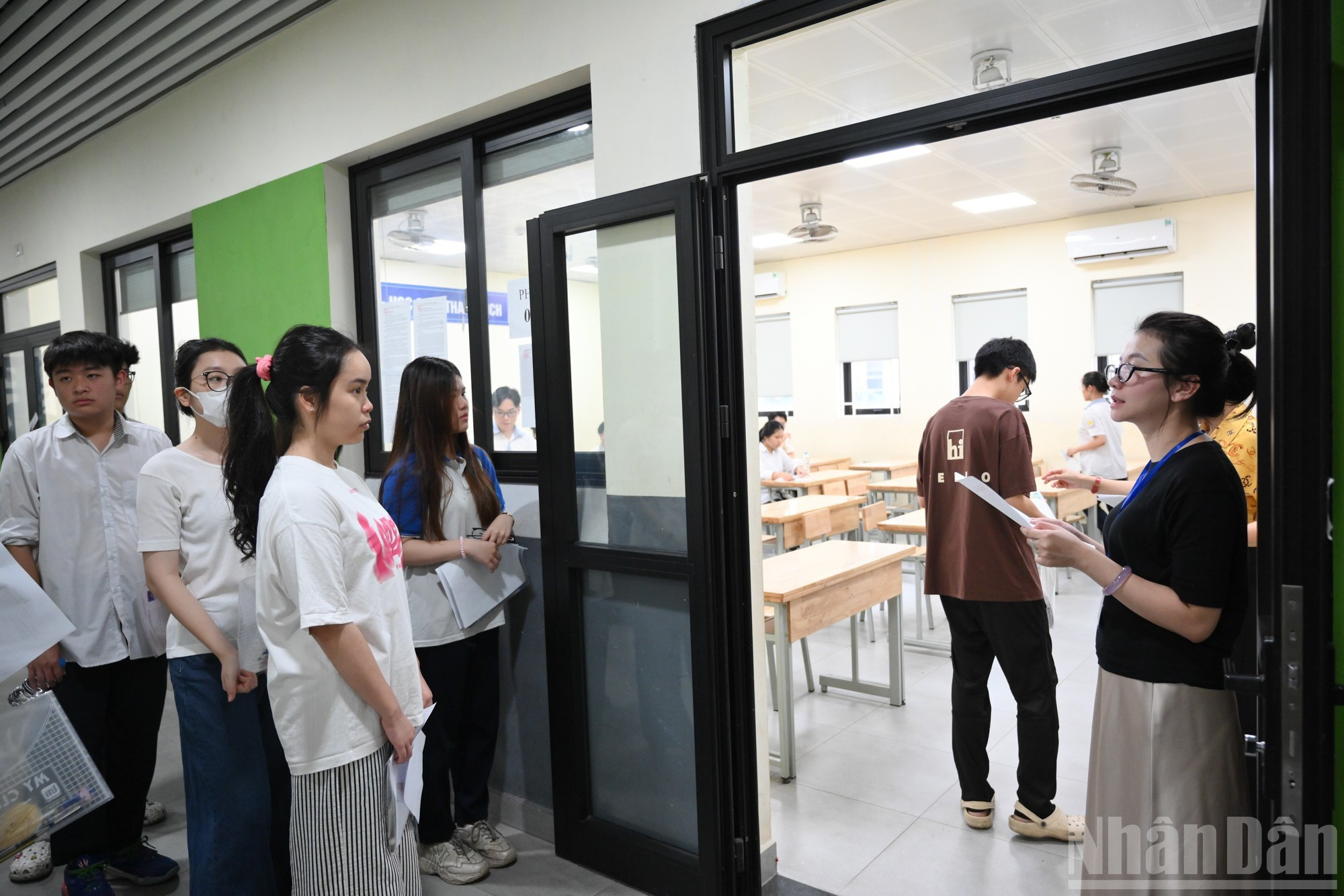 Los candidatos pasan lista antes de entrar a la sala de examen.