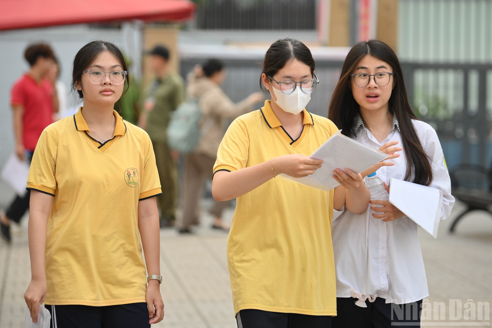 Estudiantes a punto de entrar al examen.