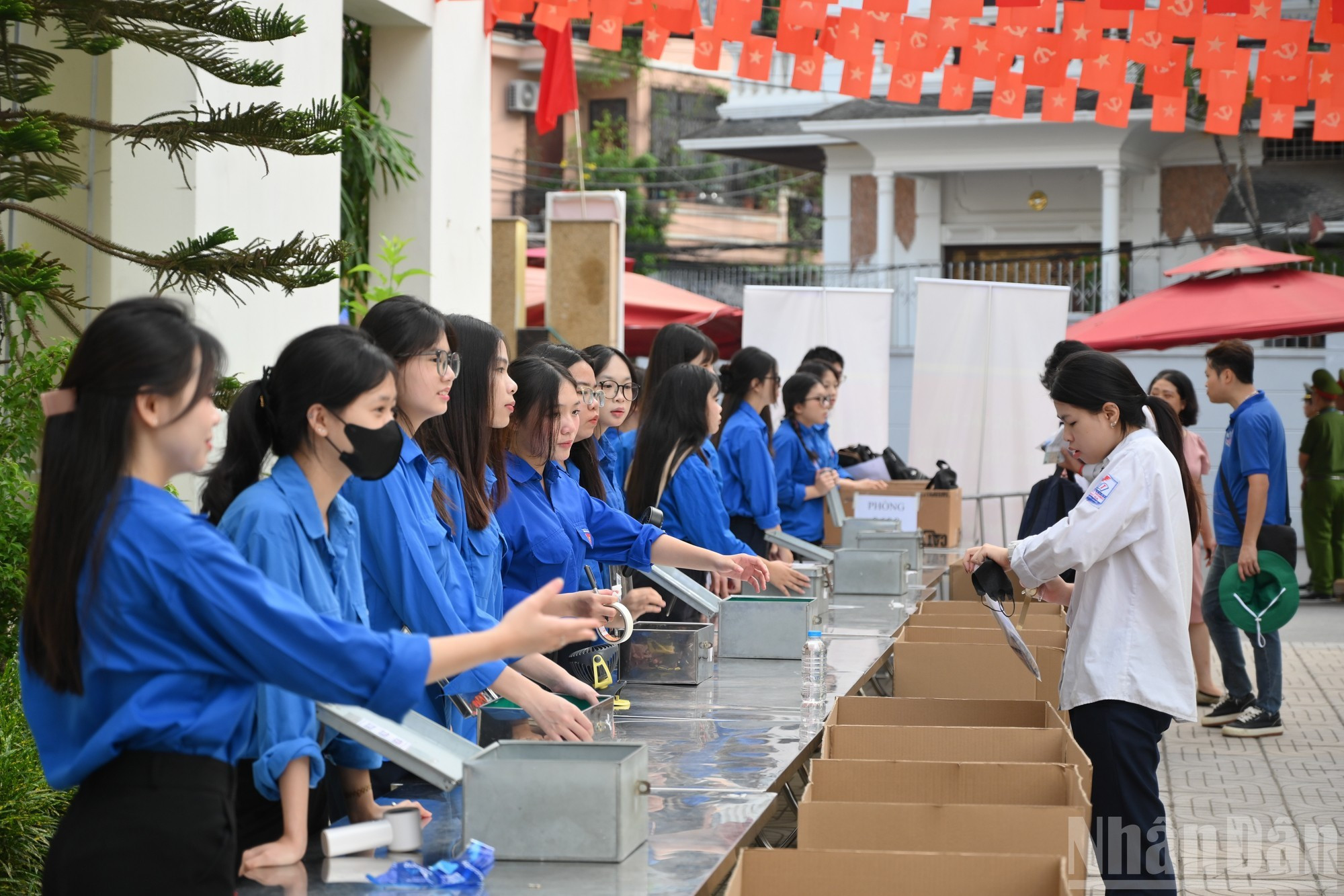 El equipo de voluntarios ayuda a los estudiantes a revisar sus pertenencias antes de ingresar a las salas de examen.