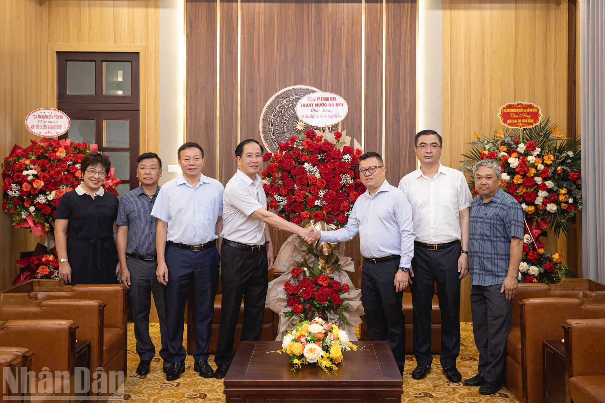El representante de la Compañía de Drenaje de Hanói felicita al periódico Nhan Dan.