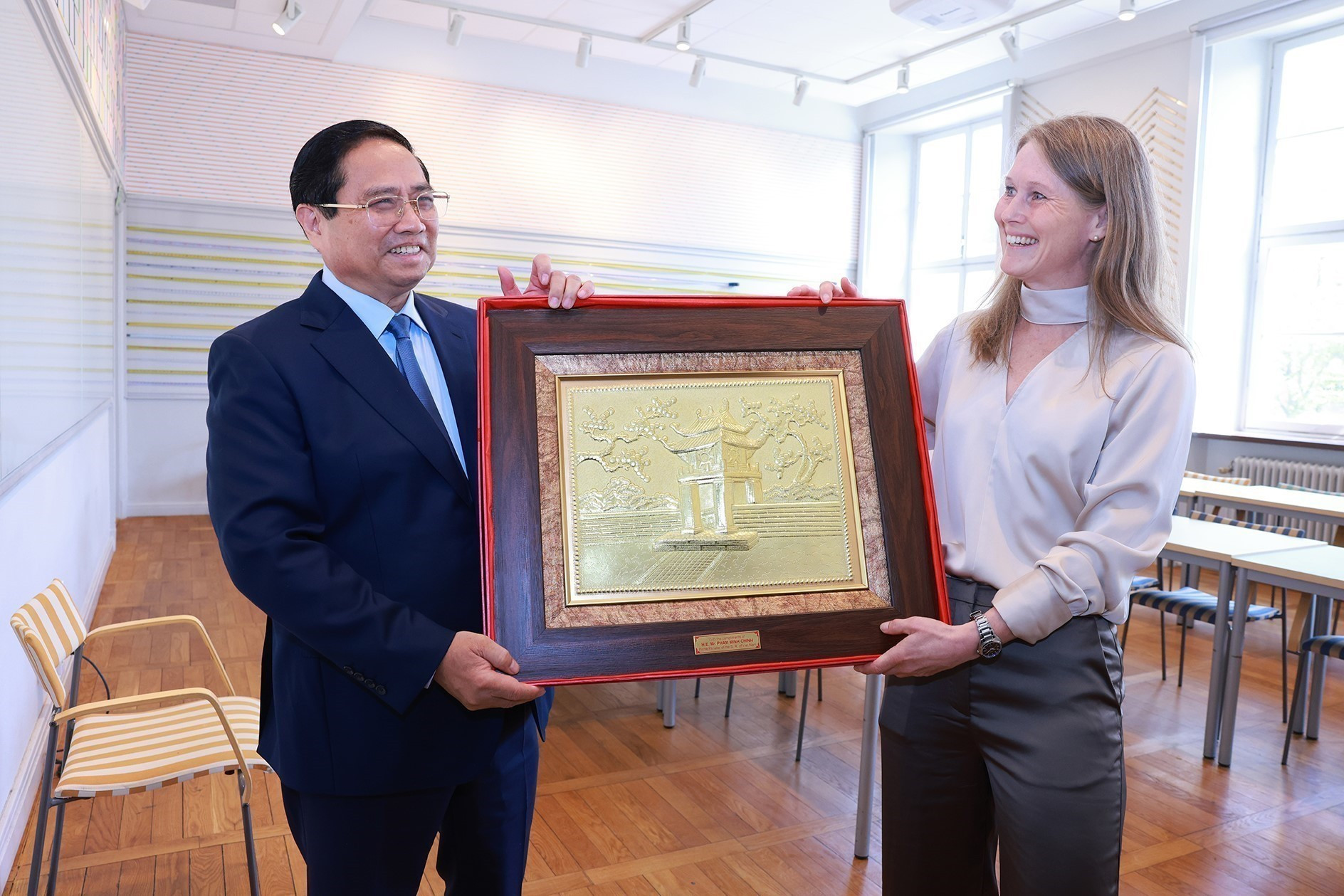 El dirigente vietnamita entrega un obsequio a la Escuela de Economía de Estocolmo.