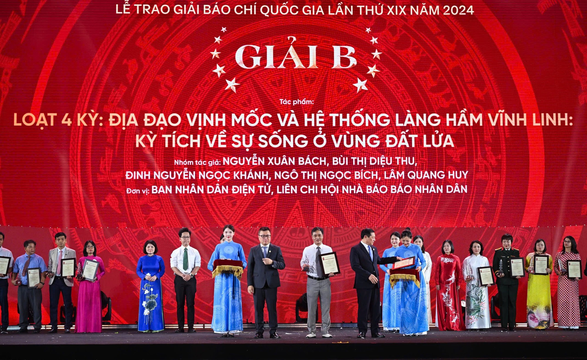 Quoc Minh entrega el Premio B a los autores.