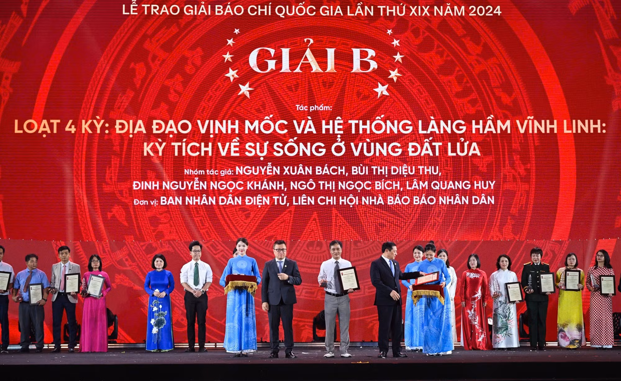Quoc Minh entrega el Premio B a los autores.