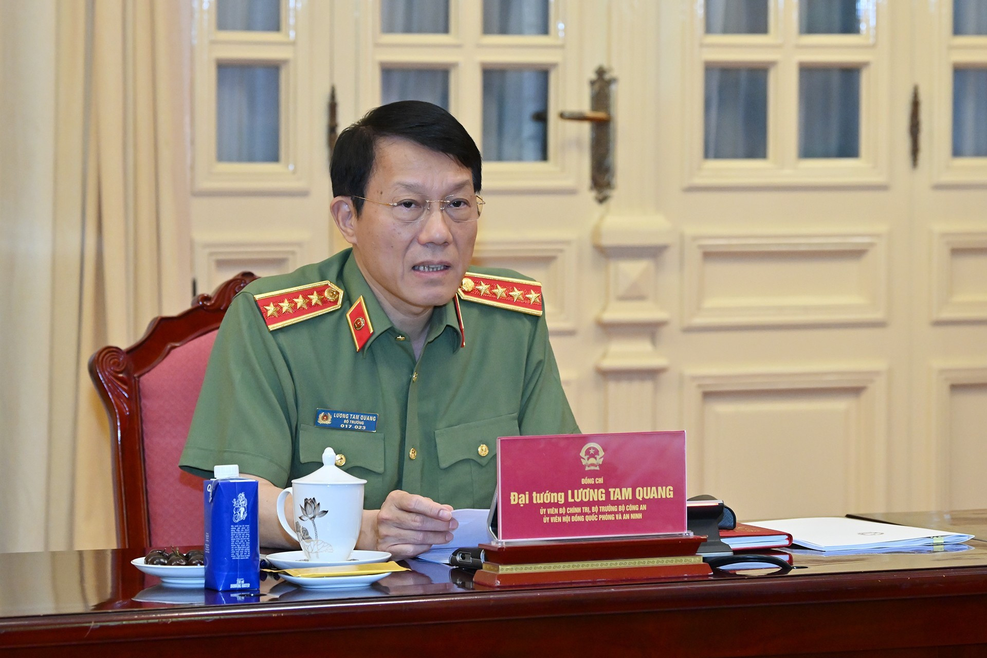 El ministro de Seguridad Pública Luong Tam Quang en a la reunión.
