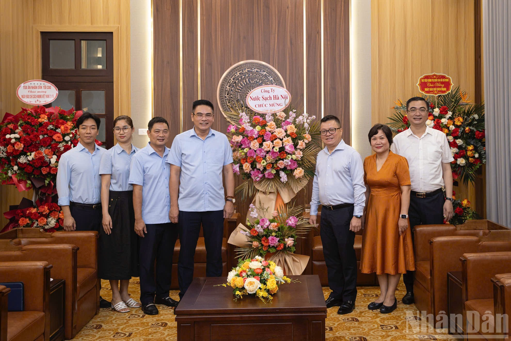 La empresa Agua Potable de Hanói felicita al periódico Nhan Dan.