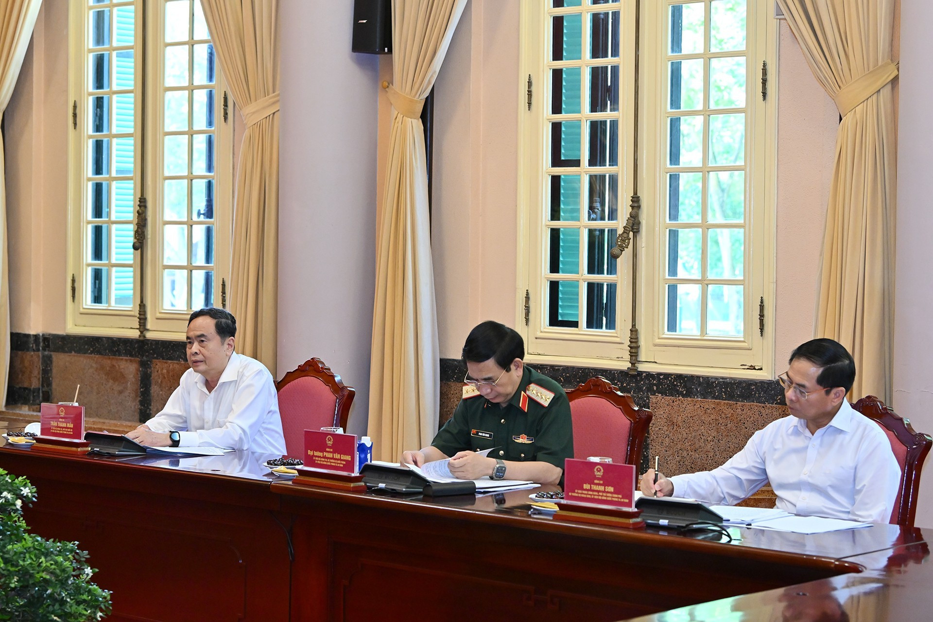 El presidente de la Asamblea Nacional Tran Thanh Man, el ministro de Defensa Phan Van Giang y el viceprimer ministro y canciller Bui Thanh Son en el evento.