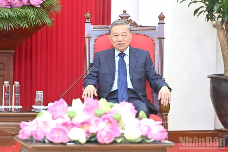 To Lam habla en el evento.