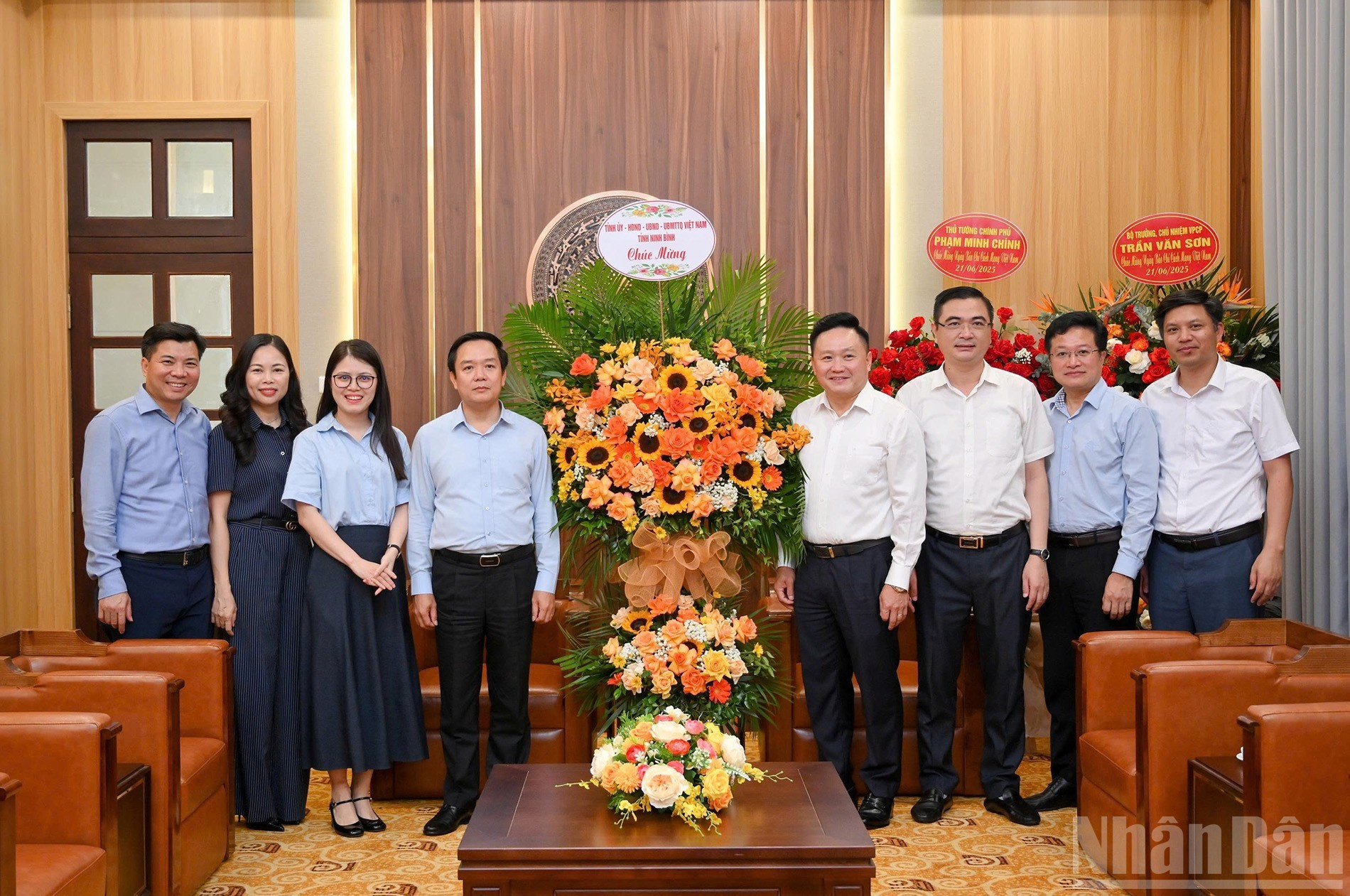 Pham Quang Ngoc, vicesecretario del Comité del Partido y presidente del Comité Popular de la provincia de Ninh Binh, felicita al periódico.
