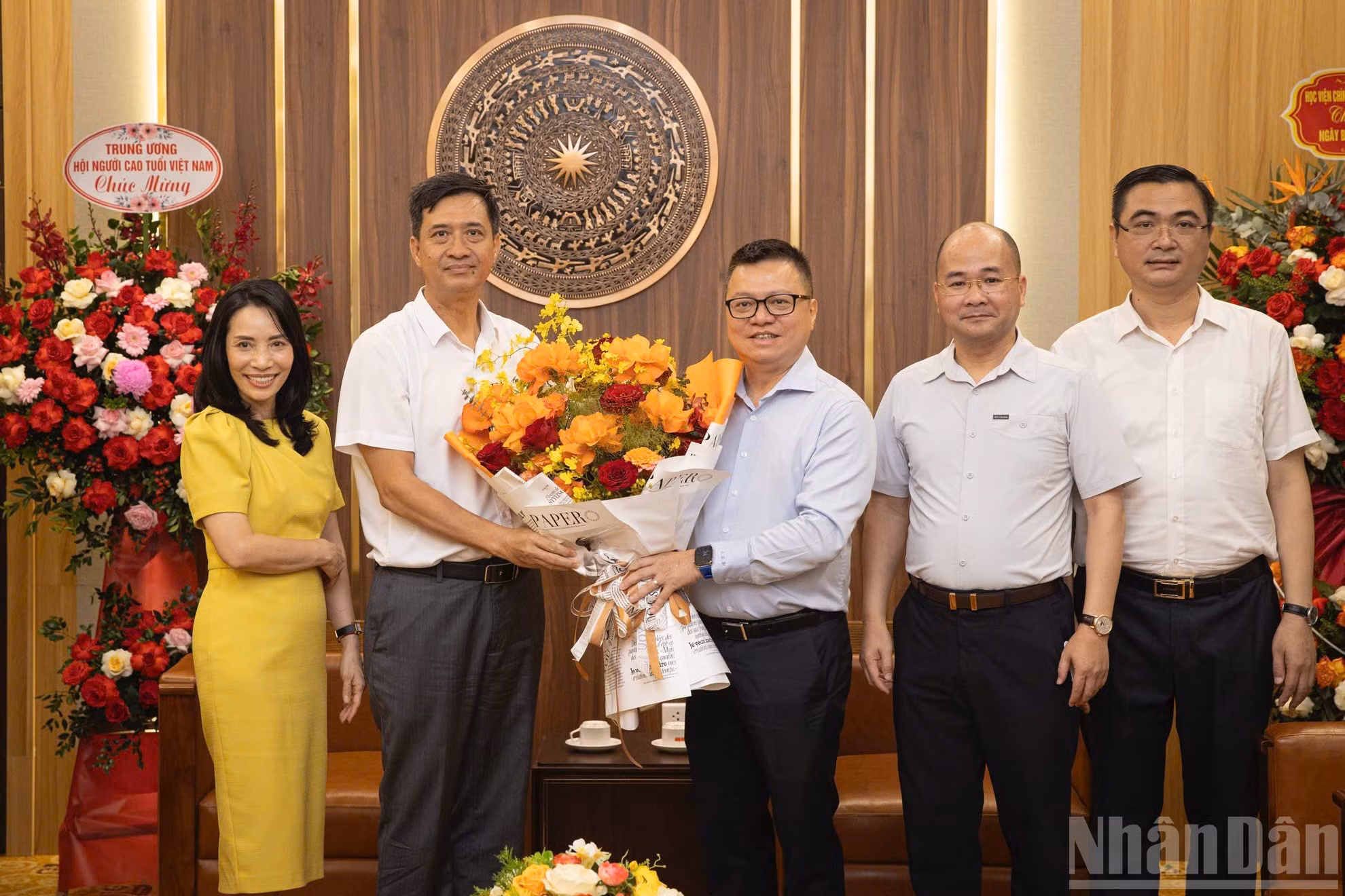 Grupo VNPT felicita al periódico Nhan Dan.