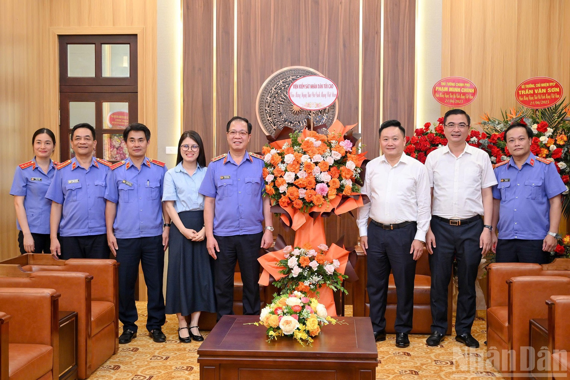 El vicepresidente-editor de Nhan Dan Phan Van Hung recibe a la delegación de la Fiscalía Popular Suprema de Vietnam, encabezada por Tran Hai Quan, subfiscal general.