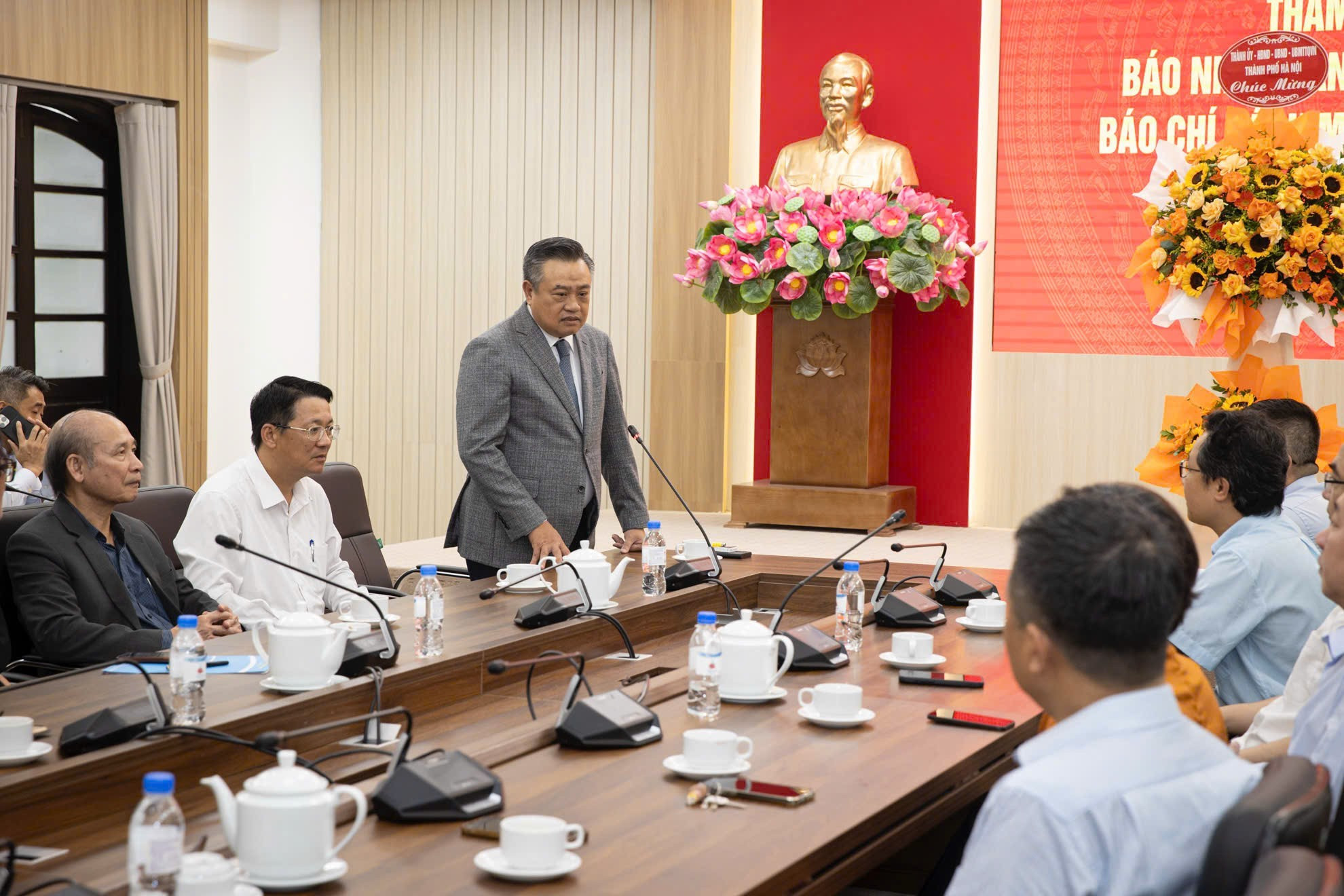 Sy Thanh se muestra impresionado por las actividades organizadas por la Asociación de Periodistas de Vietnam durante la conmemoración del centenario del Día de la Prensa Revolucionaria Vietnamita. Al mismo tiempo, valora las valiosas contribuciones del periódico Nhan Dan al proceso de construcción y desarrollo de la capital en los últimos años.