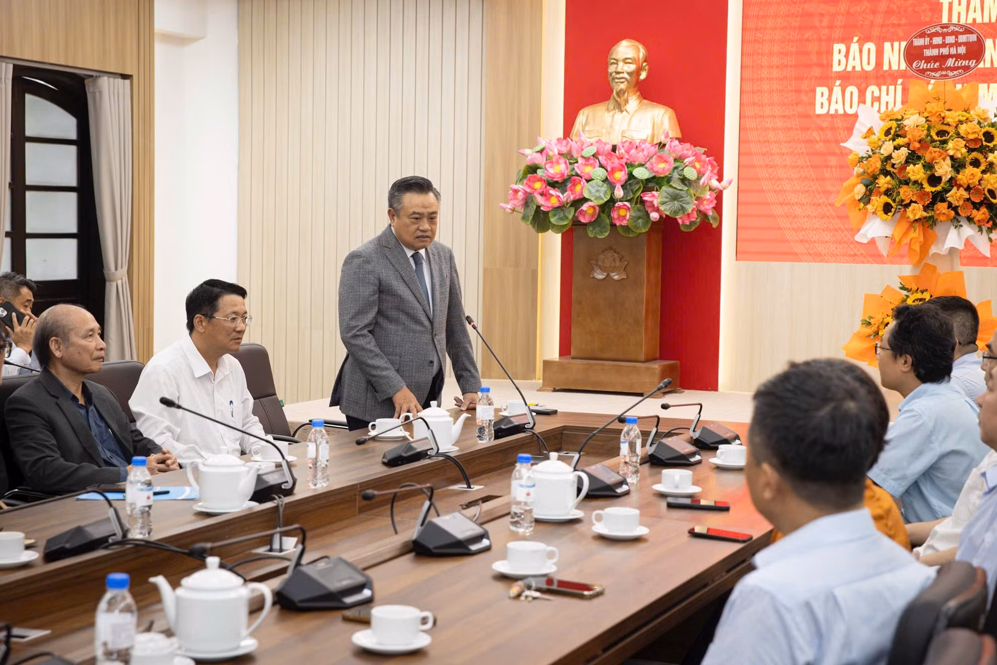 Sy Thanh se muestra impresionado por las actividades organizadas por la Asociación de Periodistas de Vietnam durante la conmemoración del centenario del Día de la Prensa Revolucionaria Vietnamita. Al mismo tiempo, valora las valiosas contribuciones del periódico Nhan Dan al proceso de construcción y desarrollo de la capital en los últimos años.