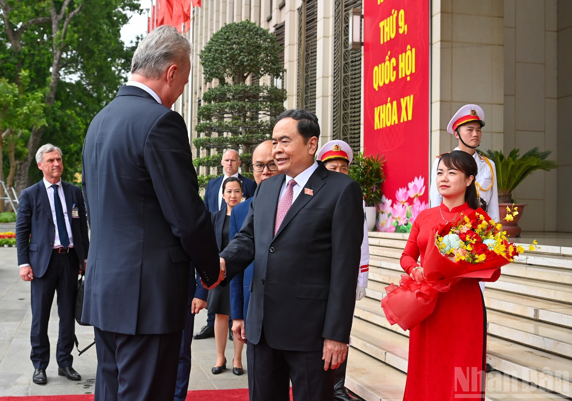 El titular de la Asamblea Nacional, Tran Thanh Man, recibe al presidente de Lituania, Gitanas Nausėda.