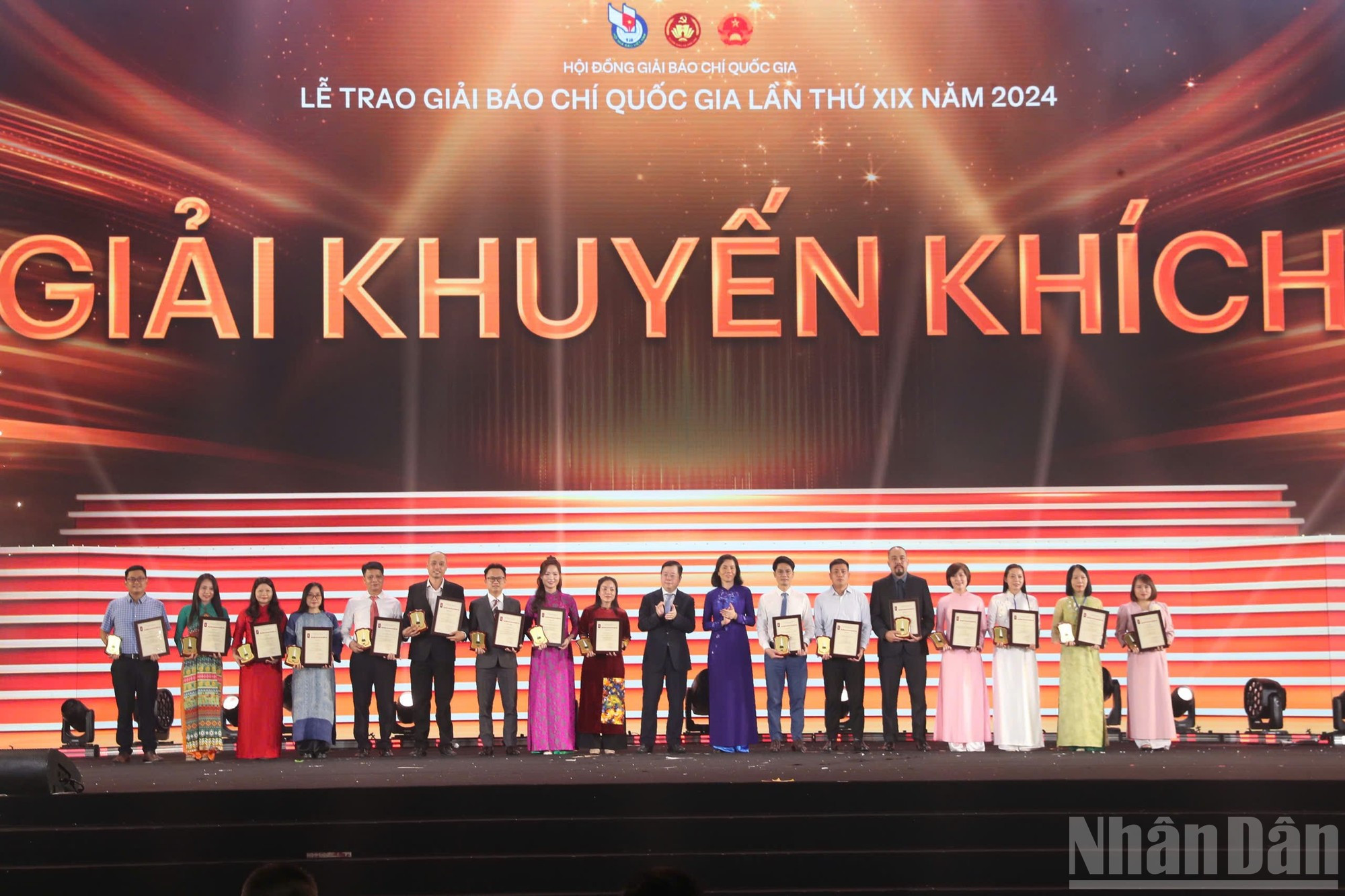 Entregan el Premio de consolación a los autores.