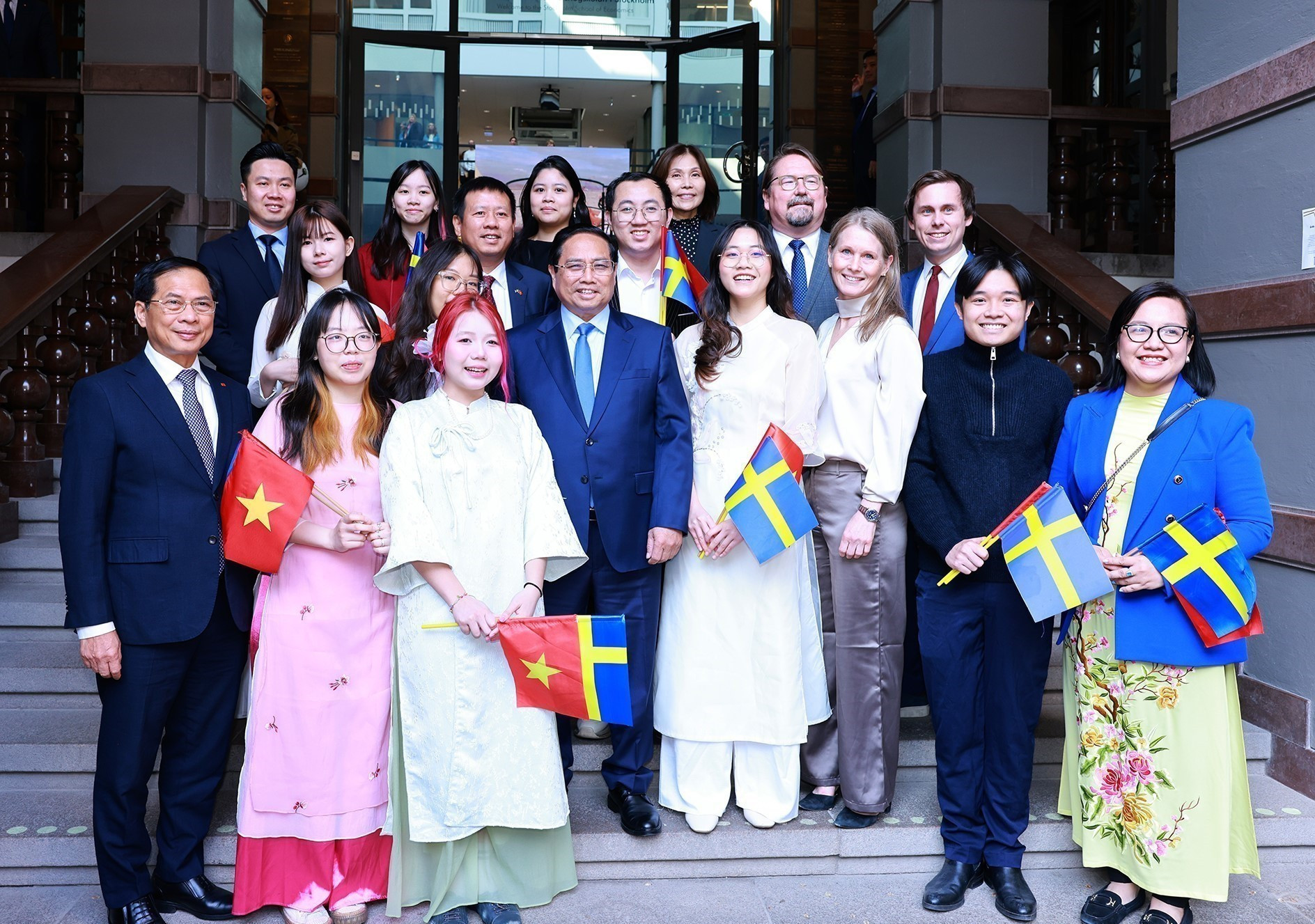 Minh Chinh con los directivos de la Escuela de Economía de Estocolmo, estudiantes vietnamitas.