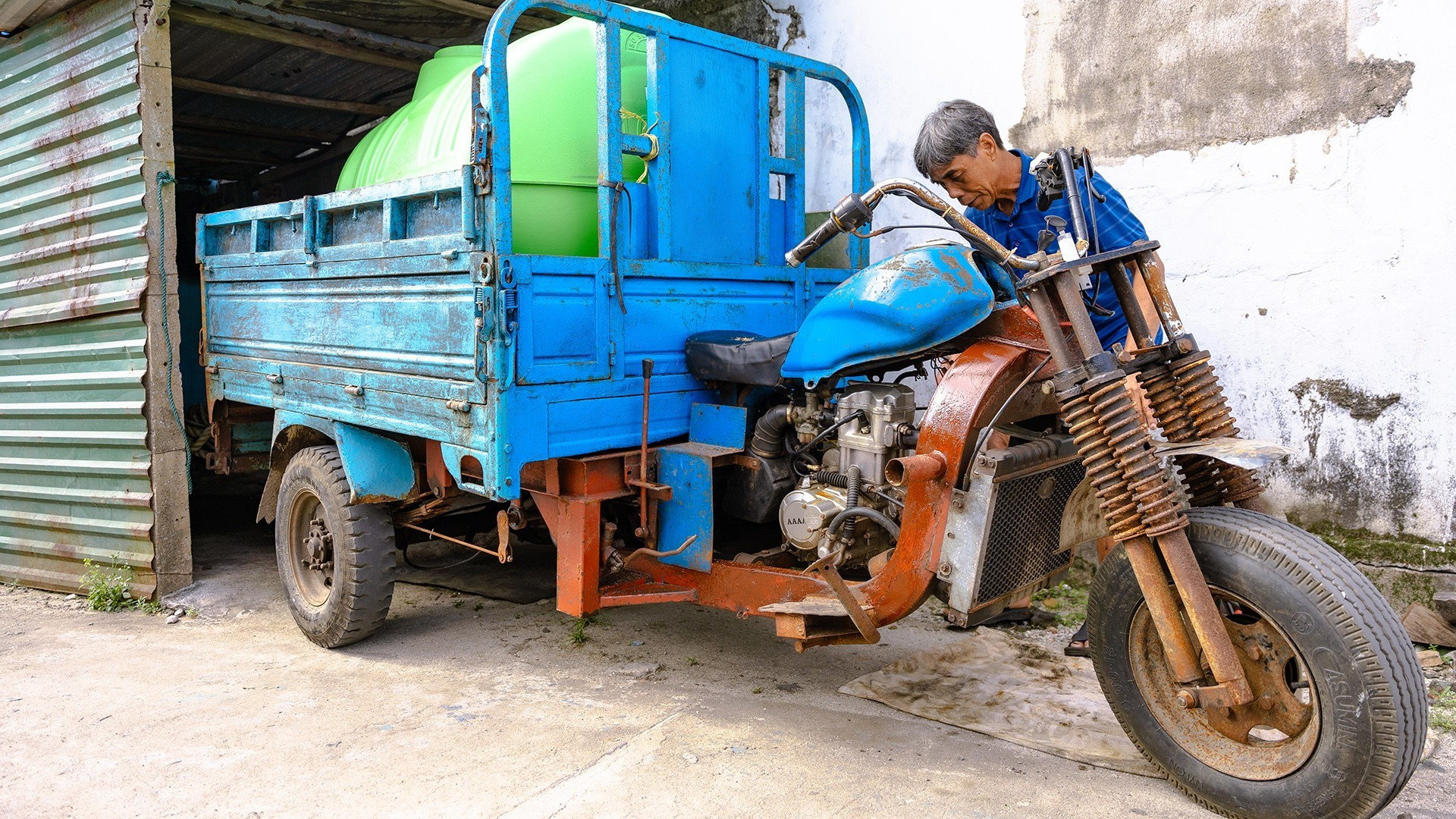 Un lugareño se prepara para recoger agua dulce para sus necesidades diarias. Un lugareño se prepara para recoger agua dulce para sus necesidades diarias.