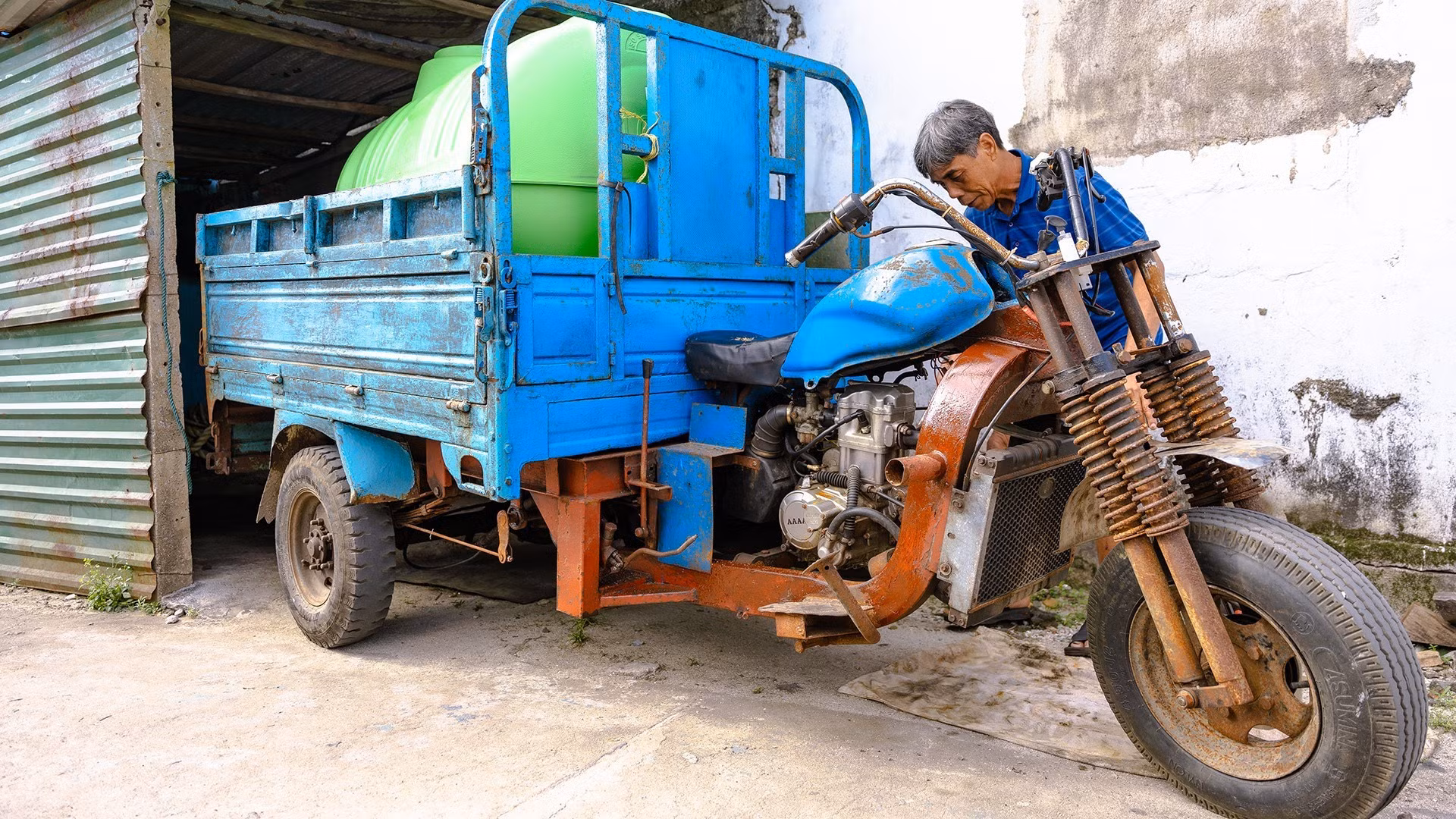 Un lugareño se prepara para recoger agua dulce para sus necesidades diarias.