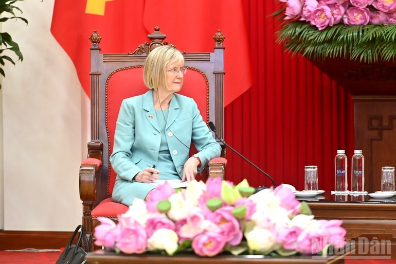 Gillian Bird interviene en la cita.