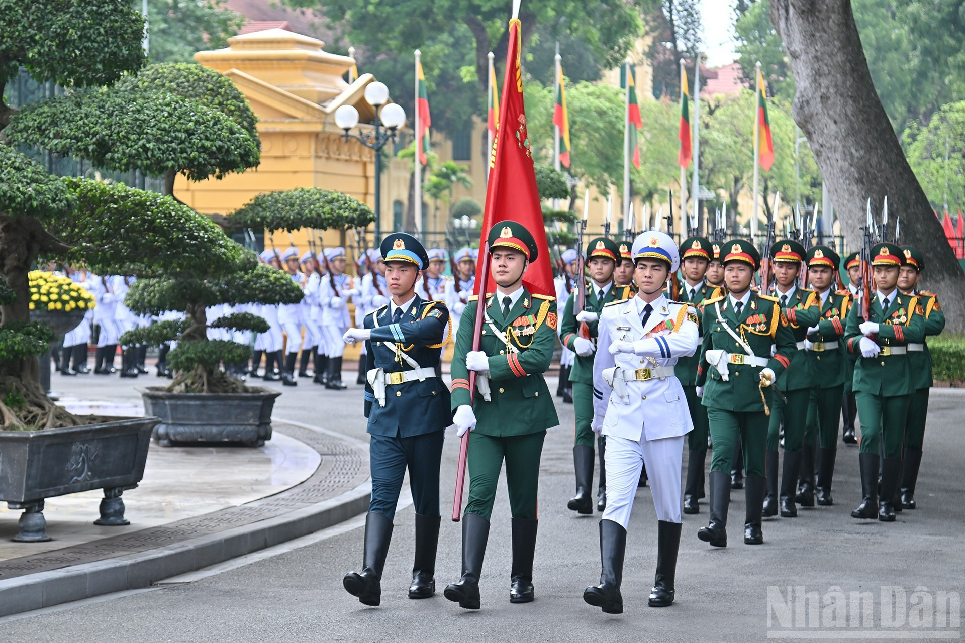 Banda militar del Ejército Popular de Vietnam lista para la ceremonia de bienvenida.