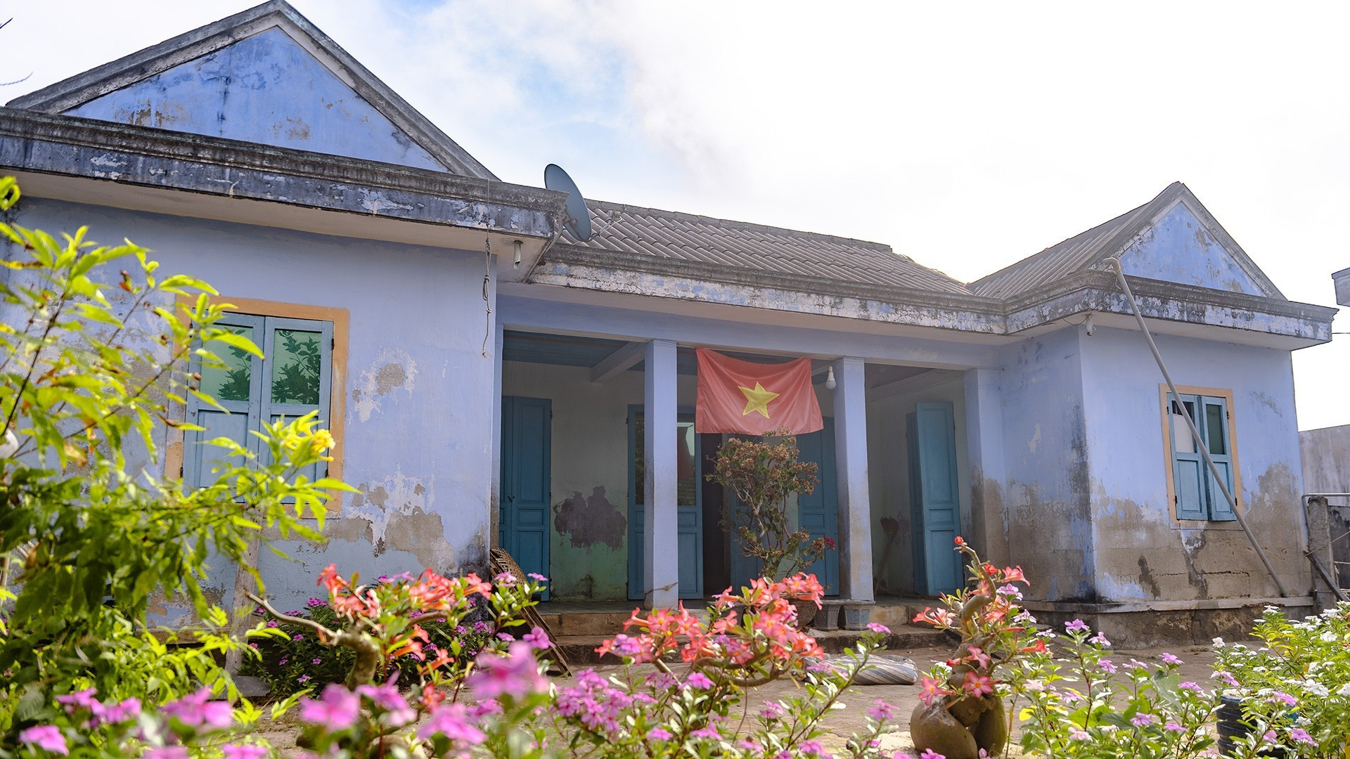 En esta casa de la isla Pequeña, aunque añejada por el paso del tiempo, siempre ondea orgullosa la bandera nacional. En esta casa de la isla Pequeña, aunque añejada por el paso del tiempo, siempre ondea orgullosa la bandera nacional.
