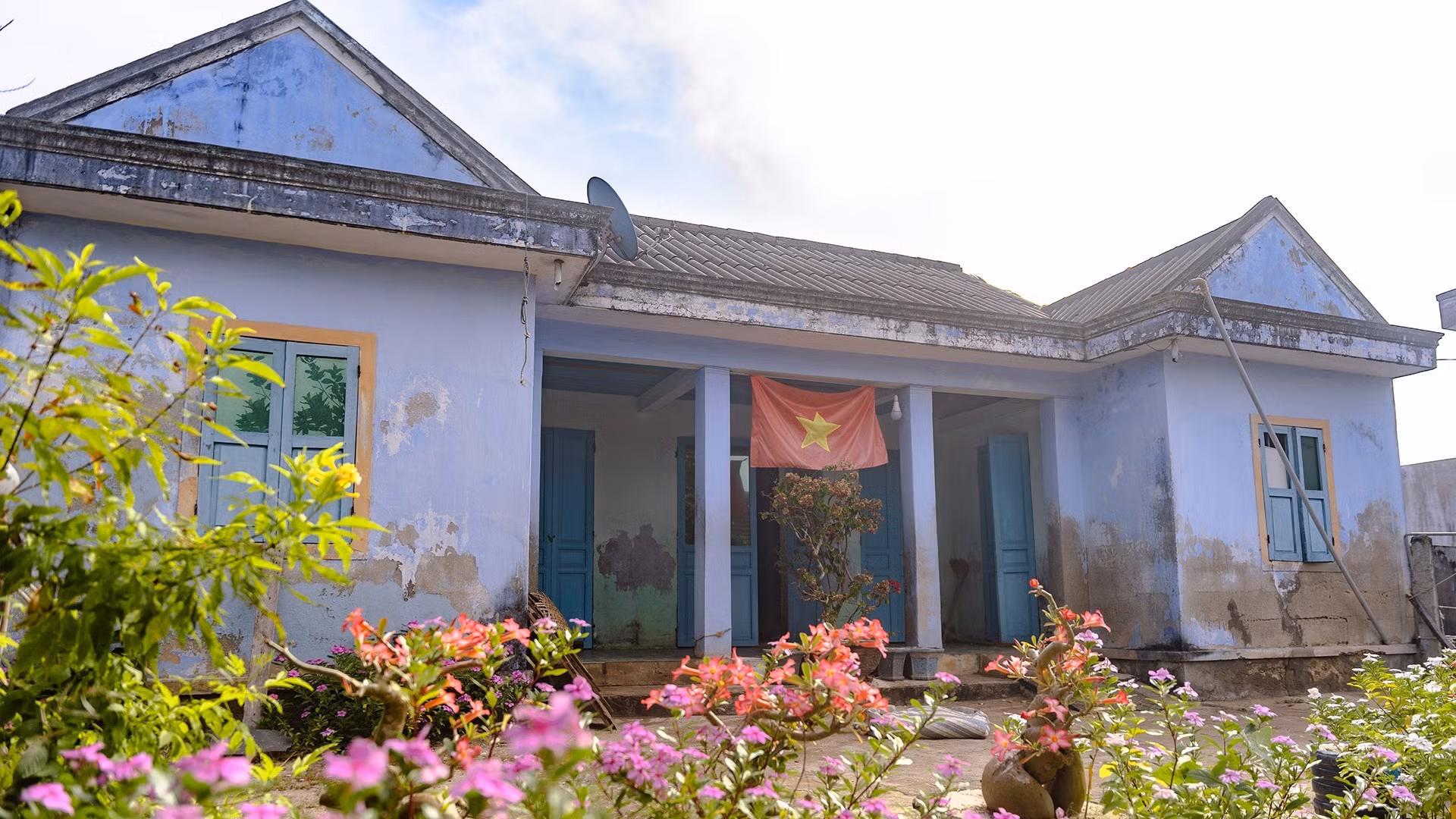 En esta casa de la isla Pequeña, aunque añejada por el paso del tiempo, siempre ondea orgullosa la bandera nacional.