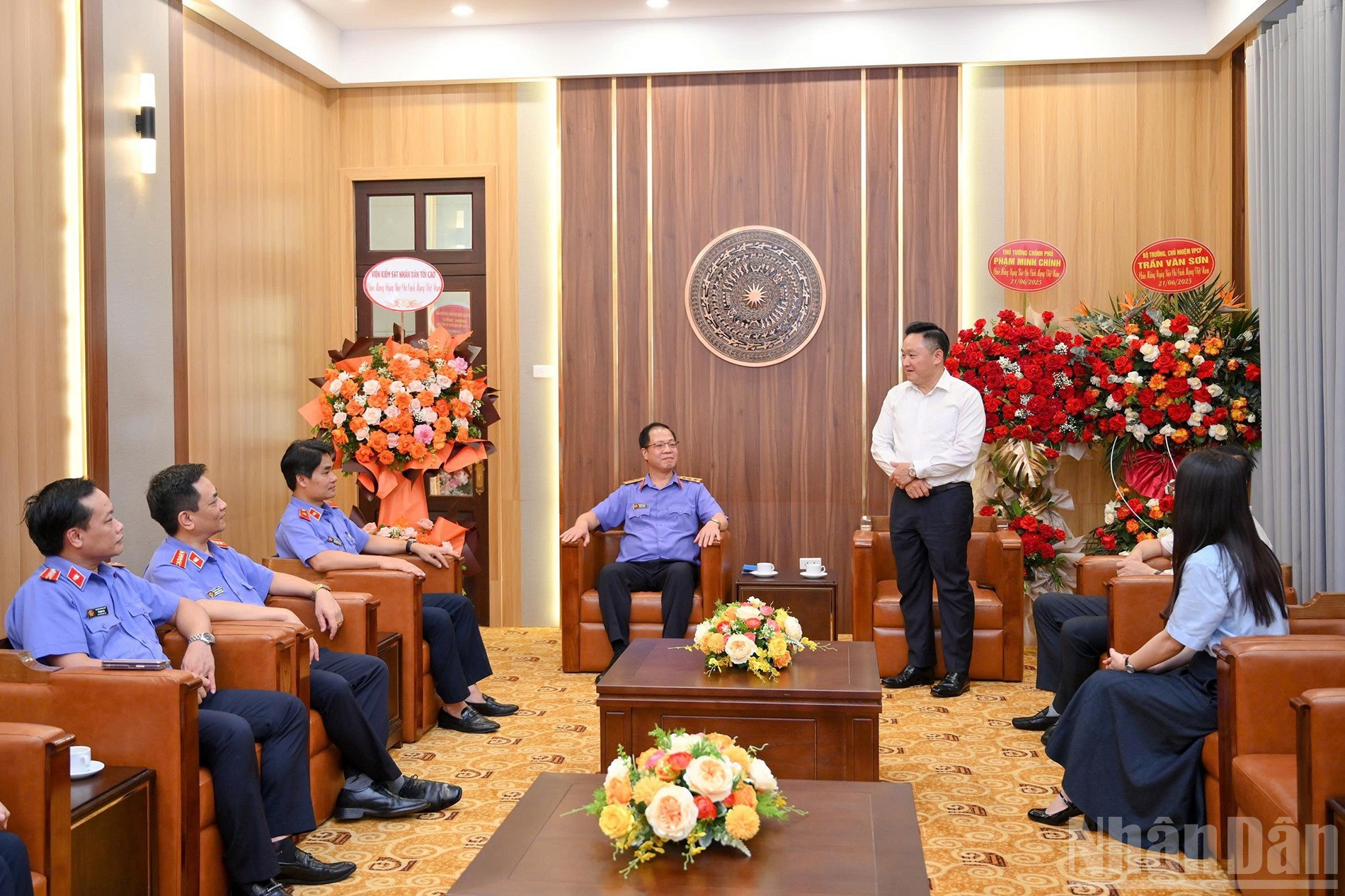 Van Hung expresa su profundo agradecimiento por la atención y las felicitaciones que la Fiscalía Popular Suprema brinda al rotativo.