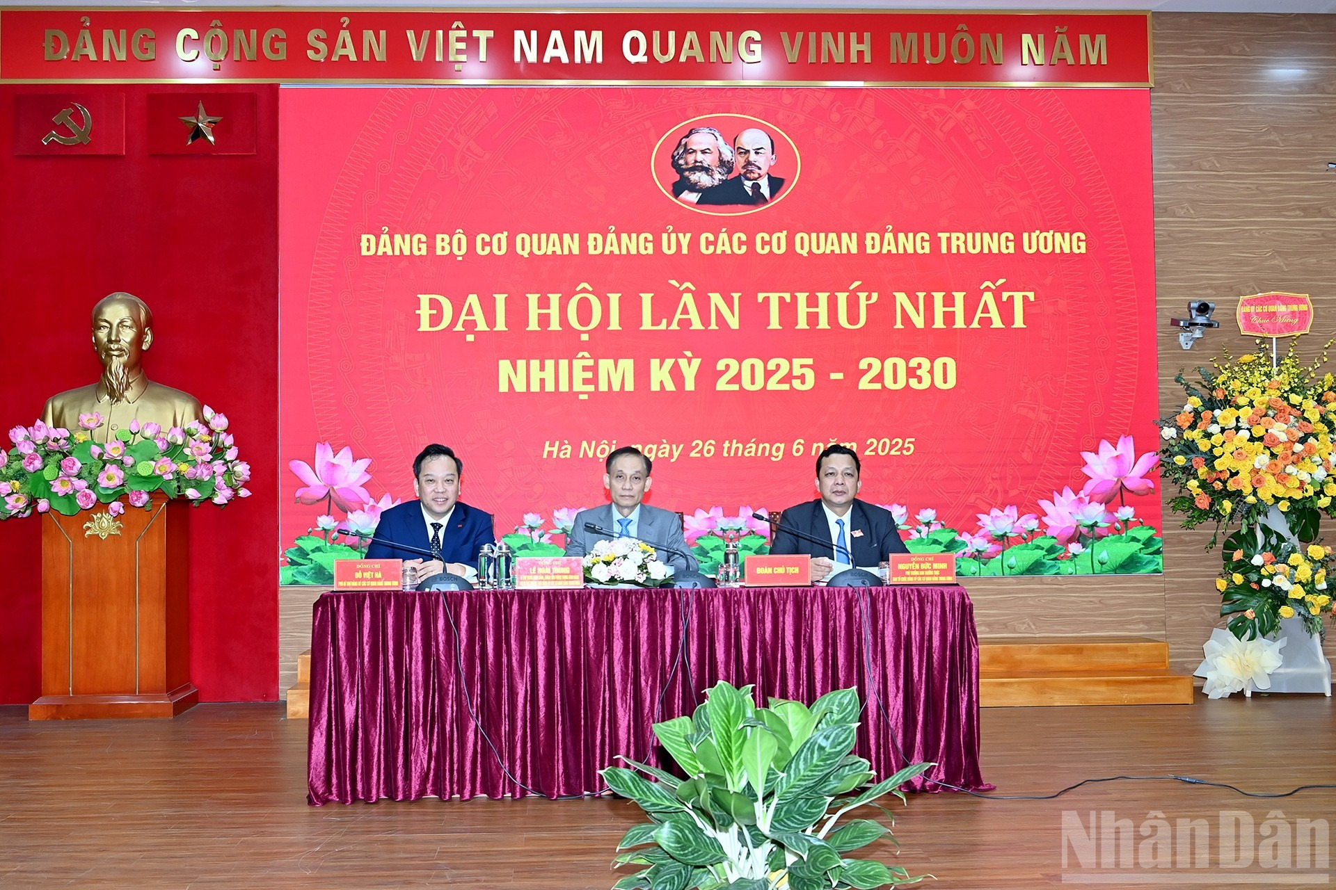 El Presidium dirige el Congreso.